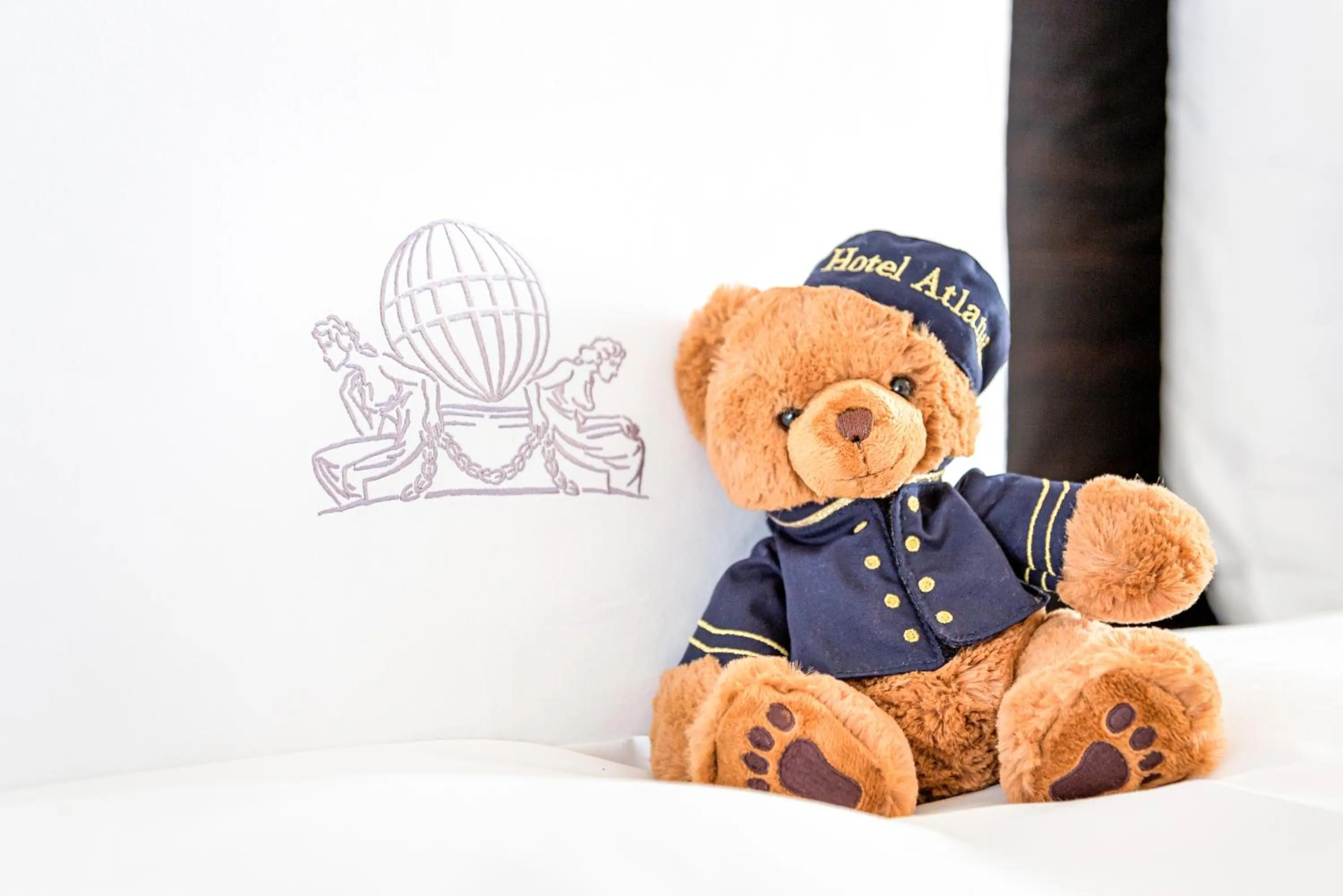 Superior 1 Bedroom Suite with 1 King, Lake view in Hotel Atlantic Hamburg, Autograph Collection