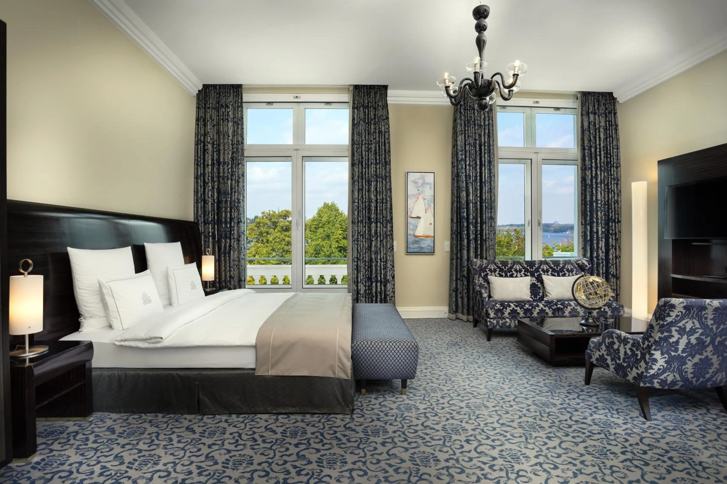 Deluxe Guest Room with 1 King, Lake view in Hotel Atlantic Hamburg, Autograph Collection