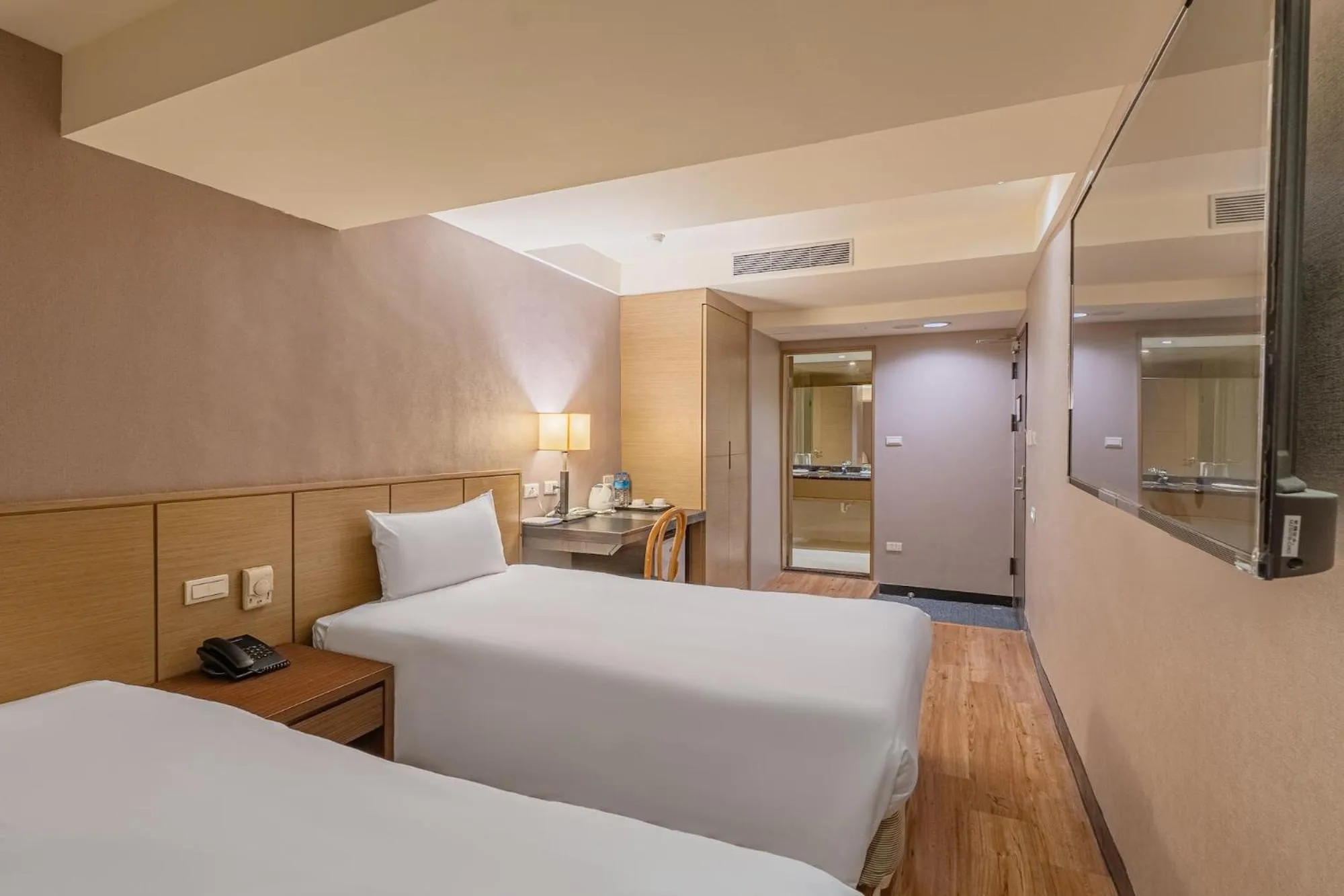Standard Twin Room - single occupancy - no window in Guide Hotel Taipei Chongqing