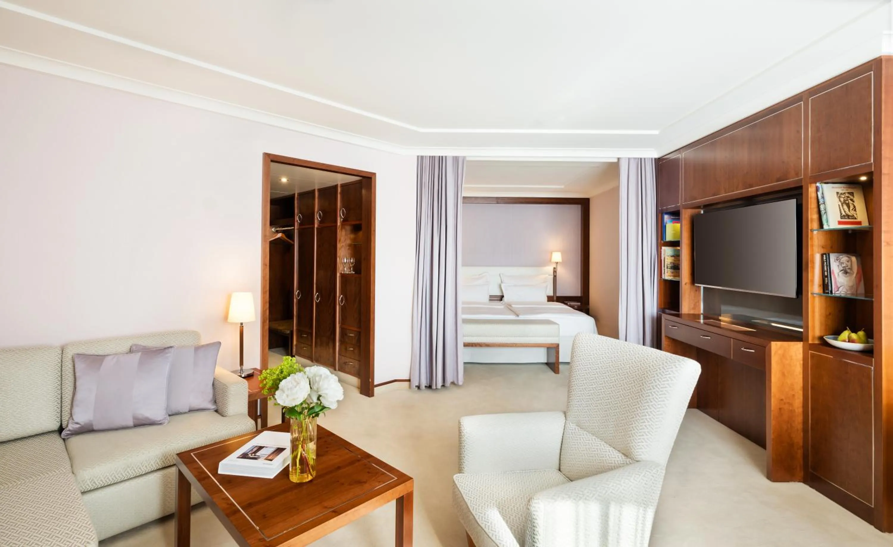 Deluxe Double Room with Courtyard View - single occupancy in GRAND ELYSEE Hamburg