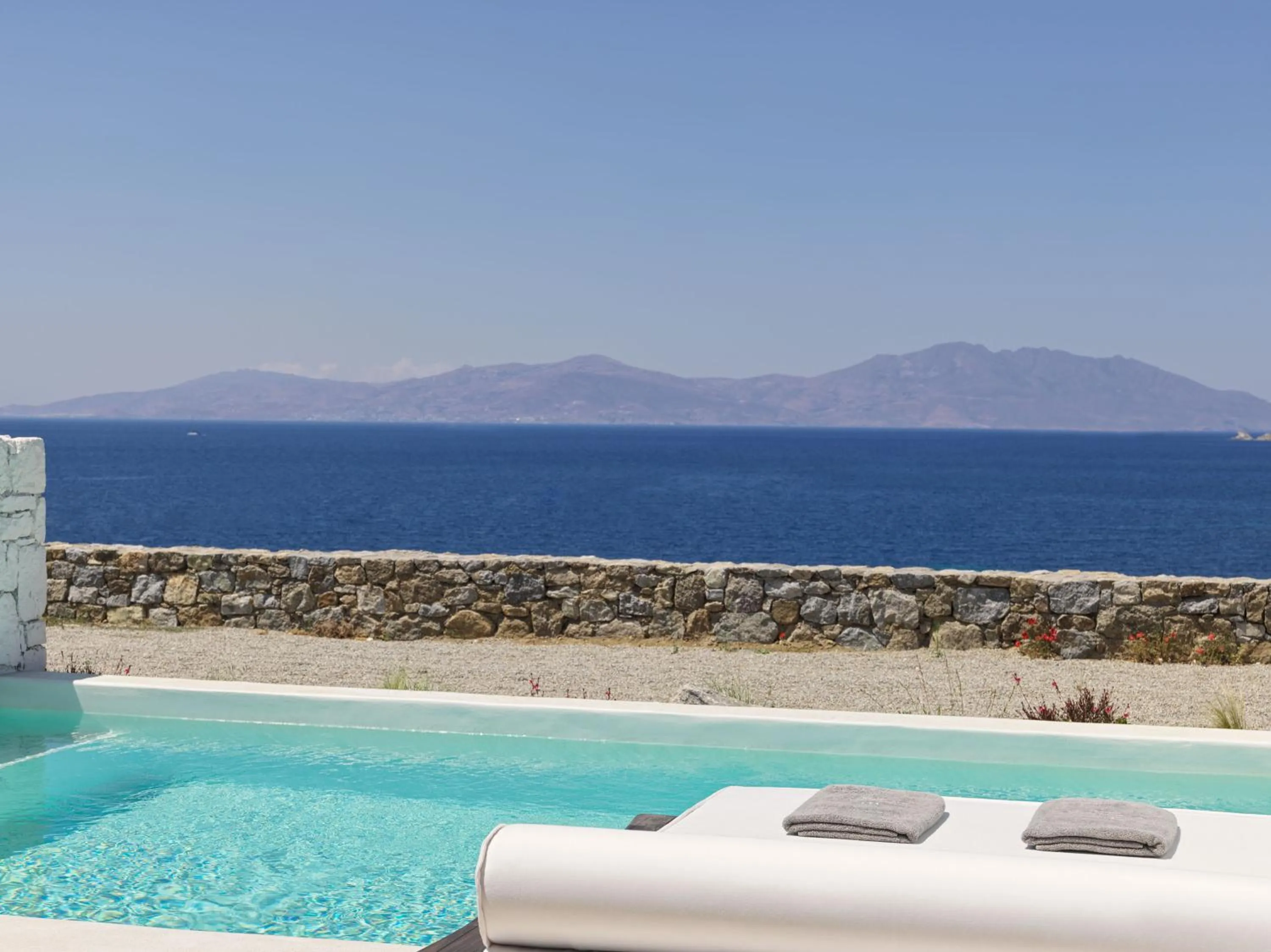 Signature Suite Private Heated Pool with Sea View in Mykonos Earth Suites