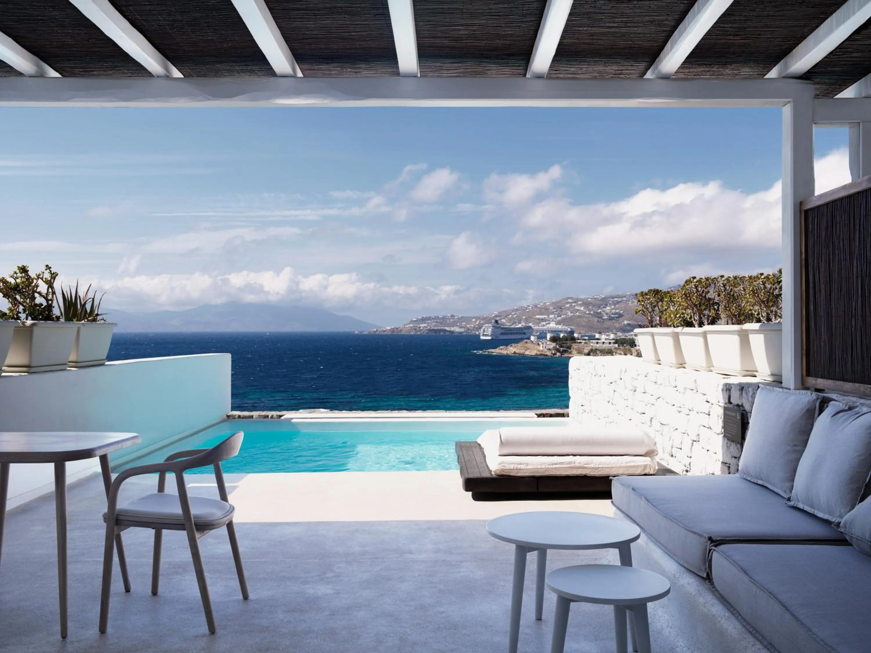 Executive Suite with Private Heated Pool Sea View in Mykonos Earth Suites