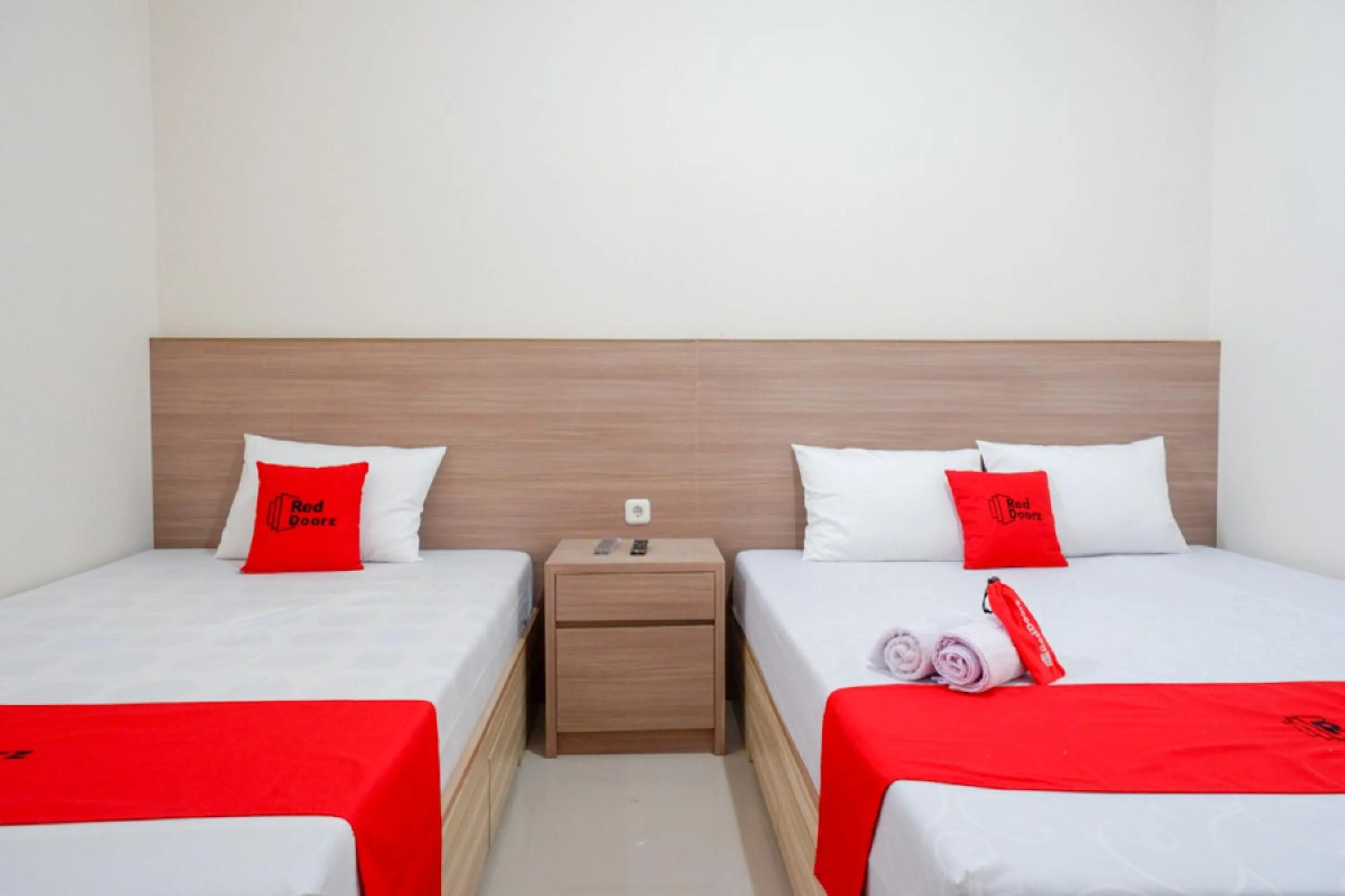 Family Room in RedDoorz near Pacific Mall Tegal 2