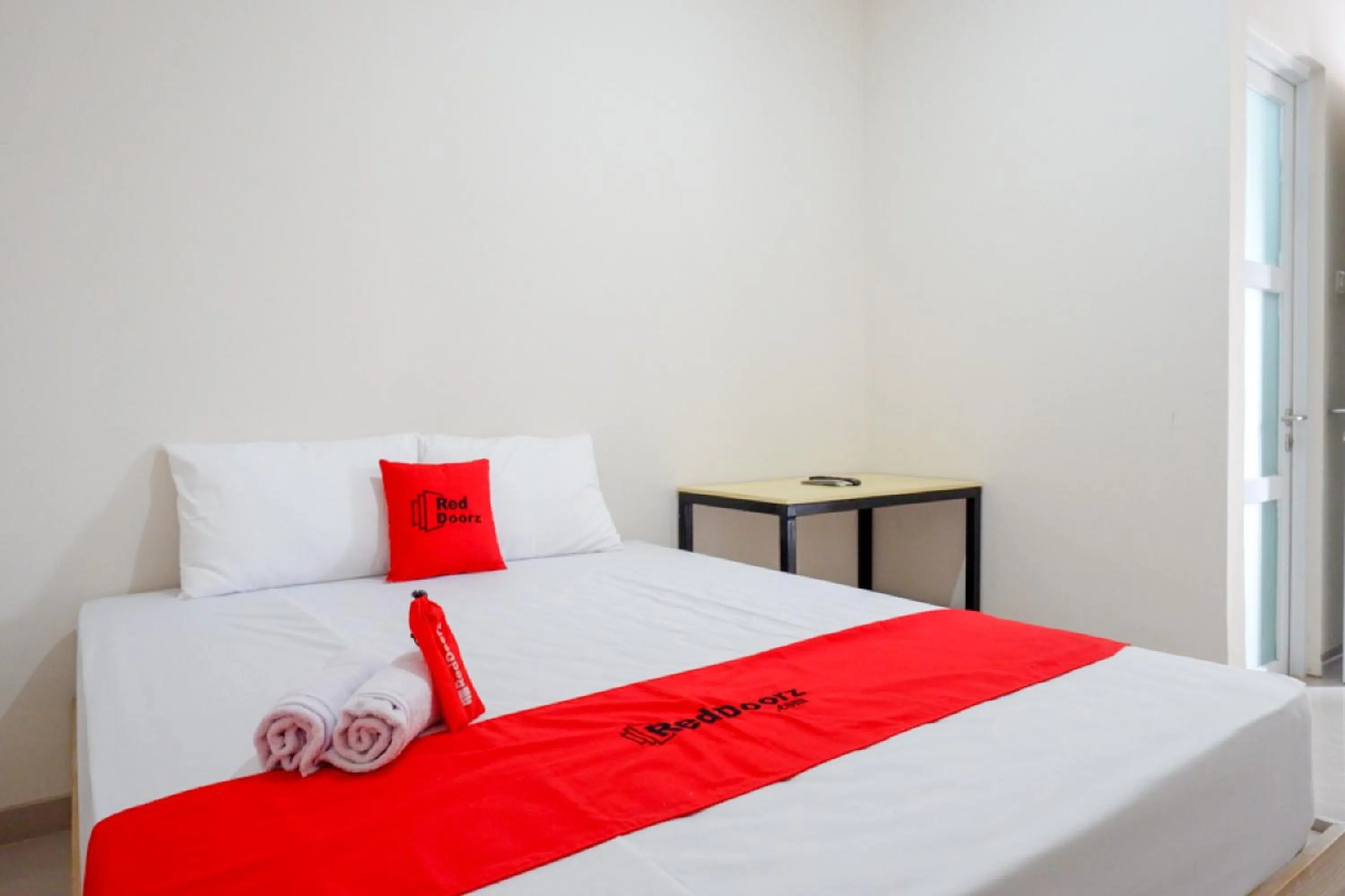 Deluxe Double Room in RedDoorz near Pacific Mall Tegal 2