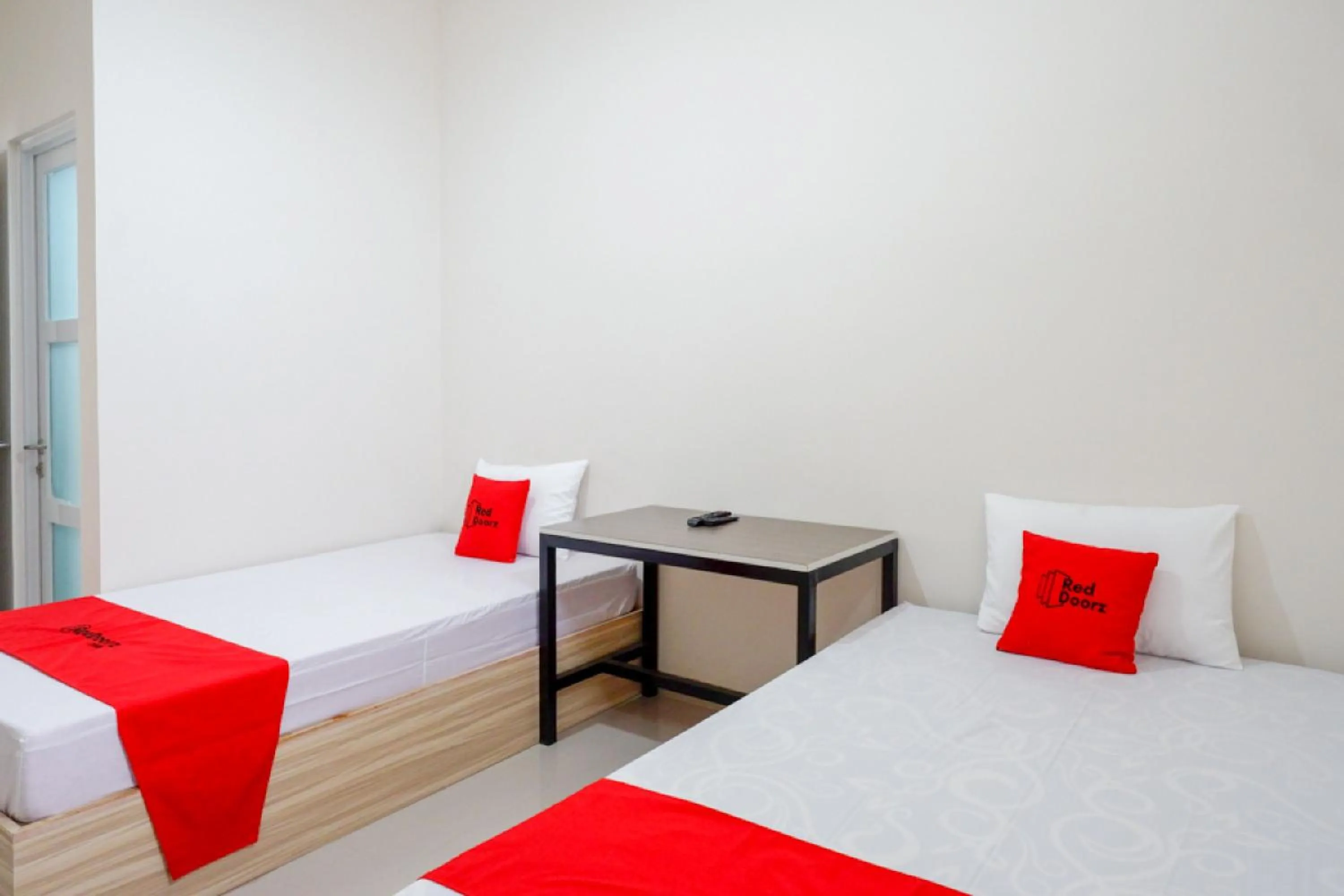Standard Twin Room in RedDoorz near Pacific Mall Tegal 2