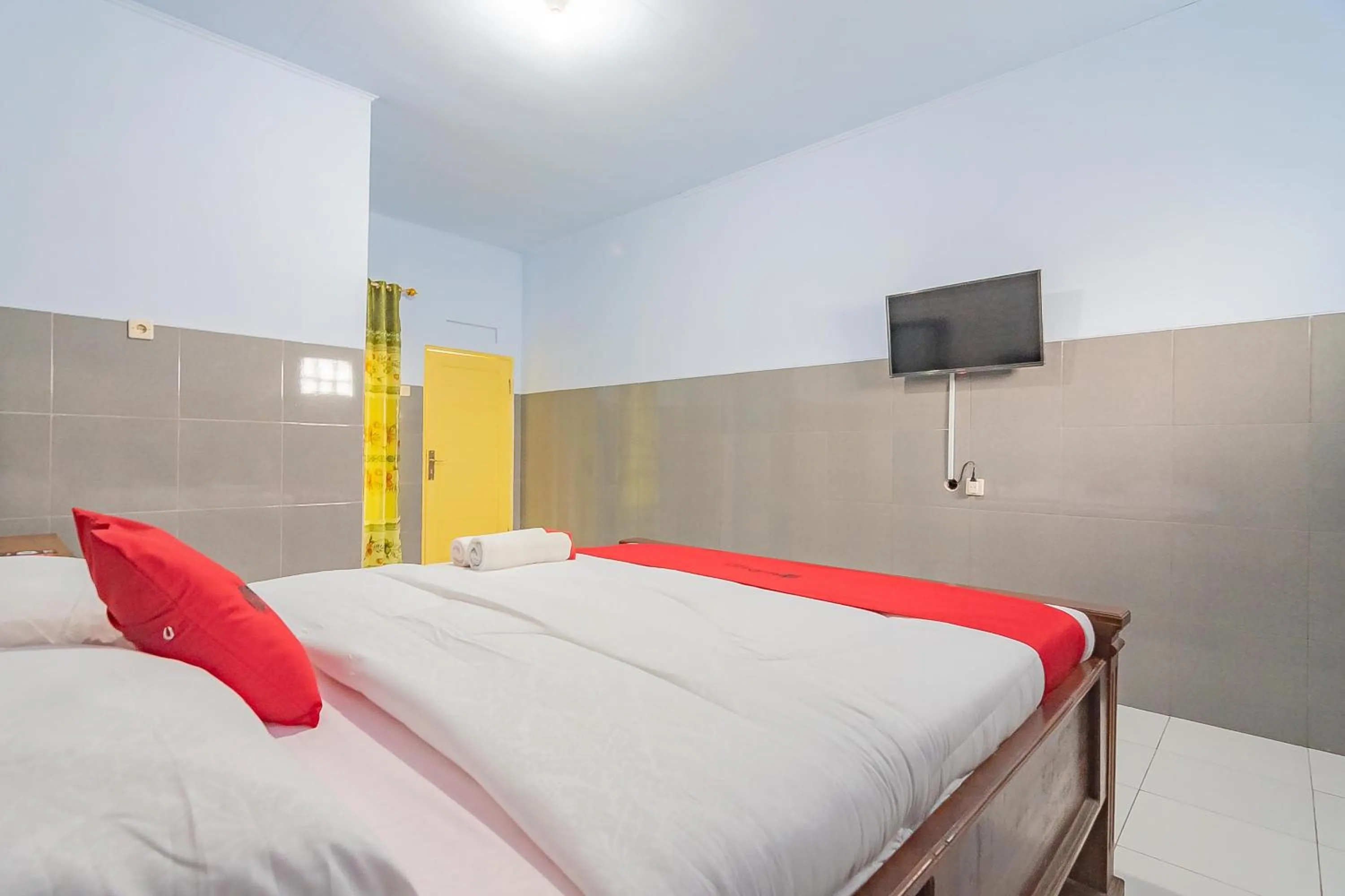 Double Room in RedDoorz Syariah @ Tambak Mekar Street Subang