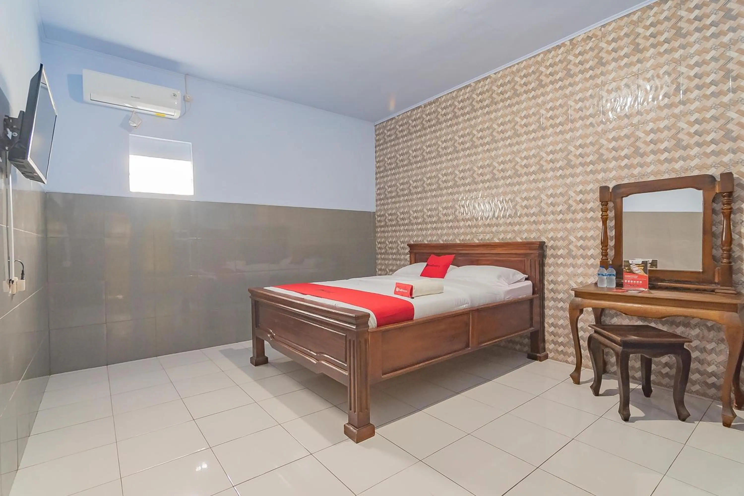 Deluxe Double Room in RedDoorz Syariah @ Tambak Mekar Street Subang