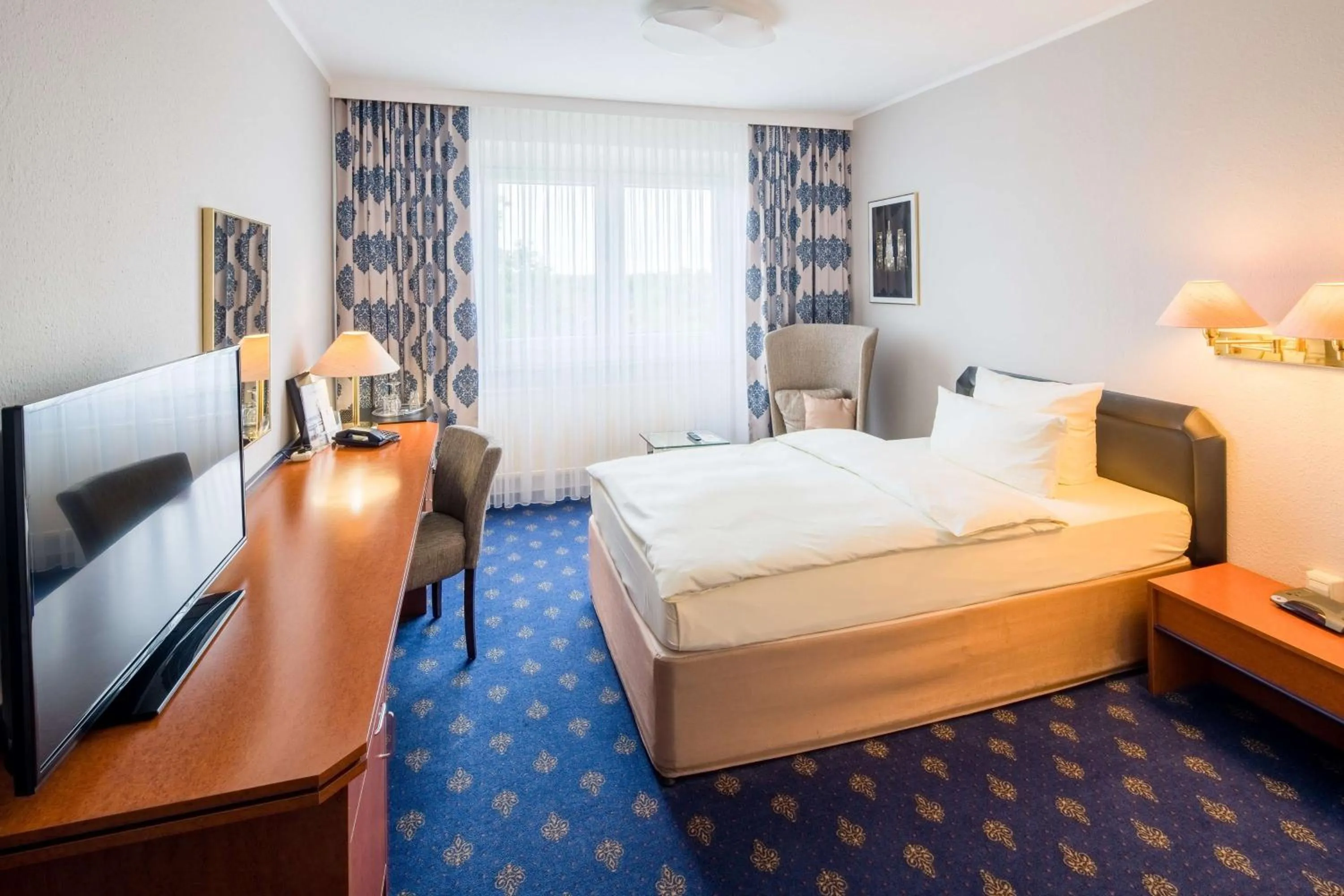 Comfort Queen Room with Balcony in Best Western Hotel Windorf