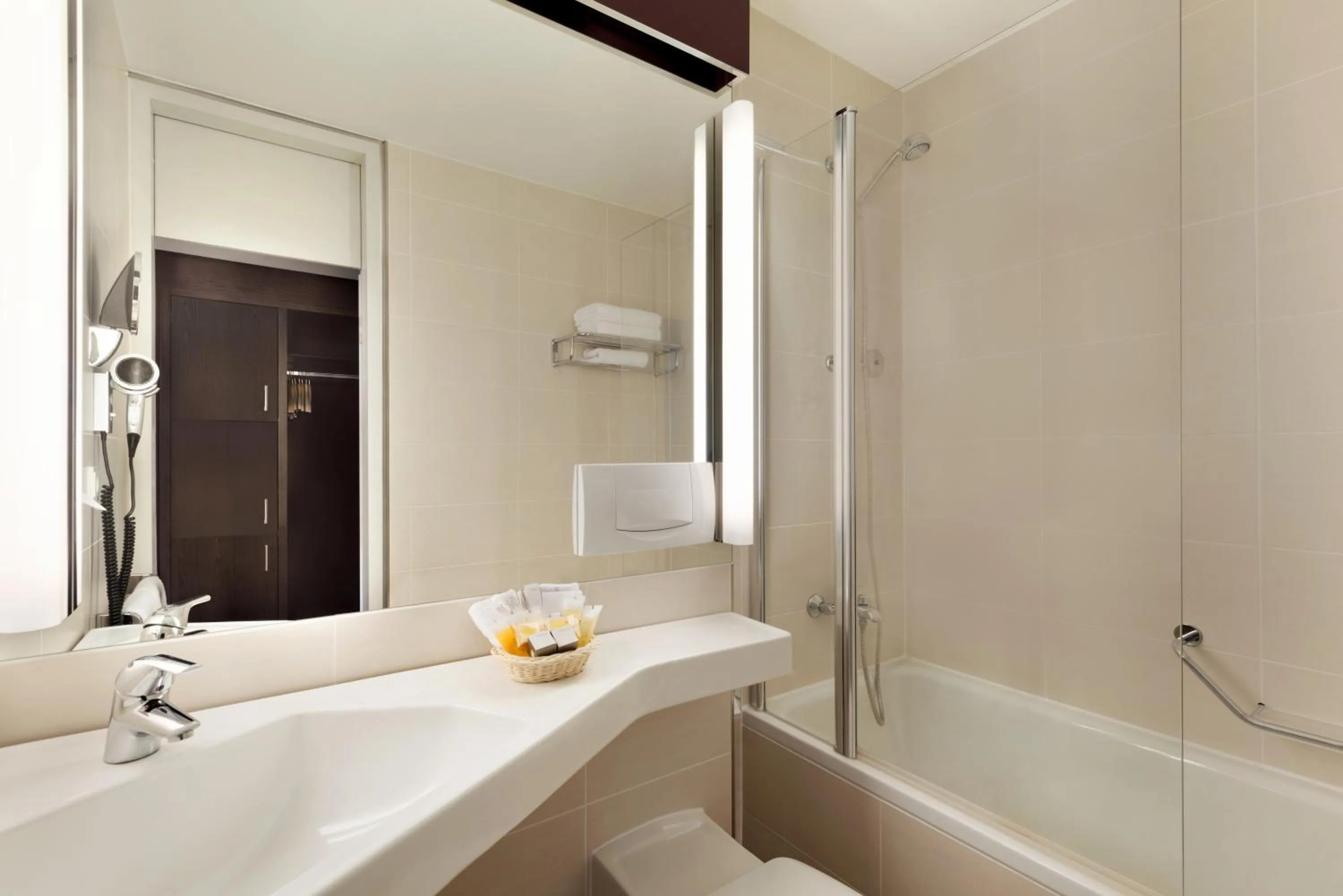 Superior King Room with Sofa Bed - Non-Smoking in Ramada Nürnberg Parkhotel