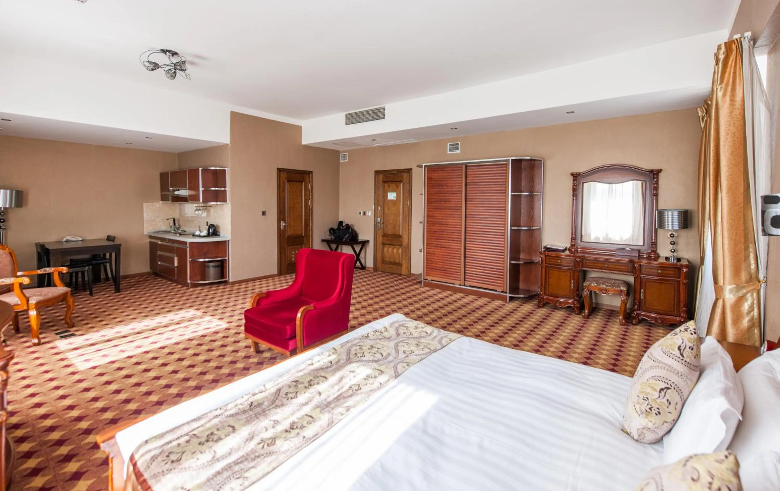 Deluxe King Room in UB City Hotel