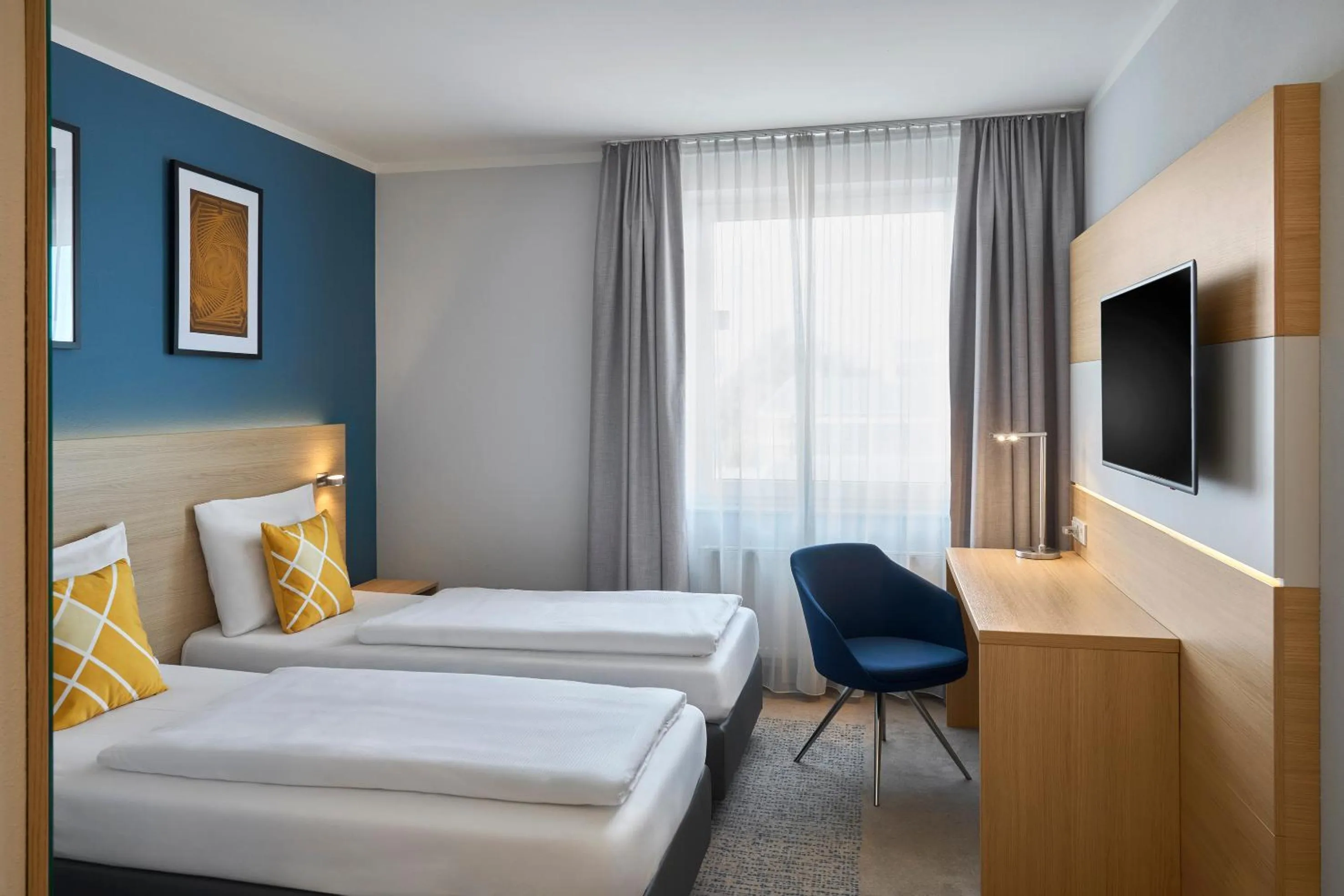Standard Twin Room with Two Twin Beds and Street View in Four Points Flex by Sheraton Göttingen