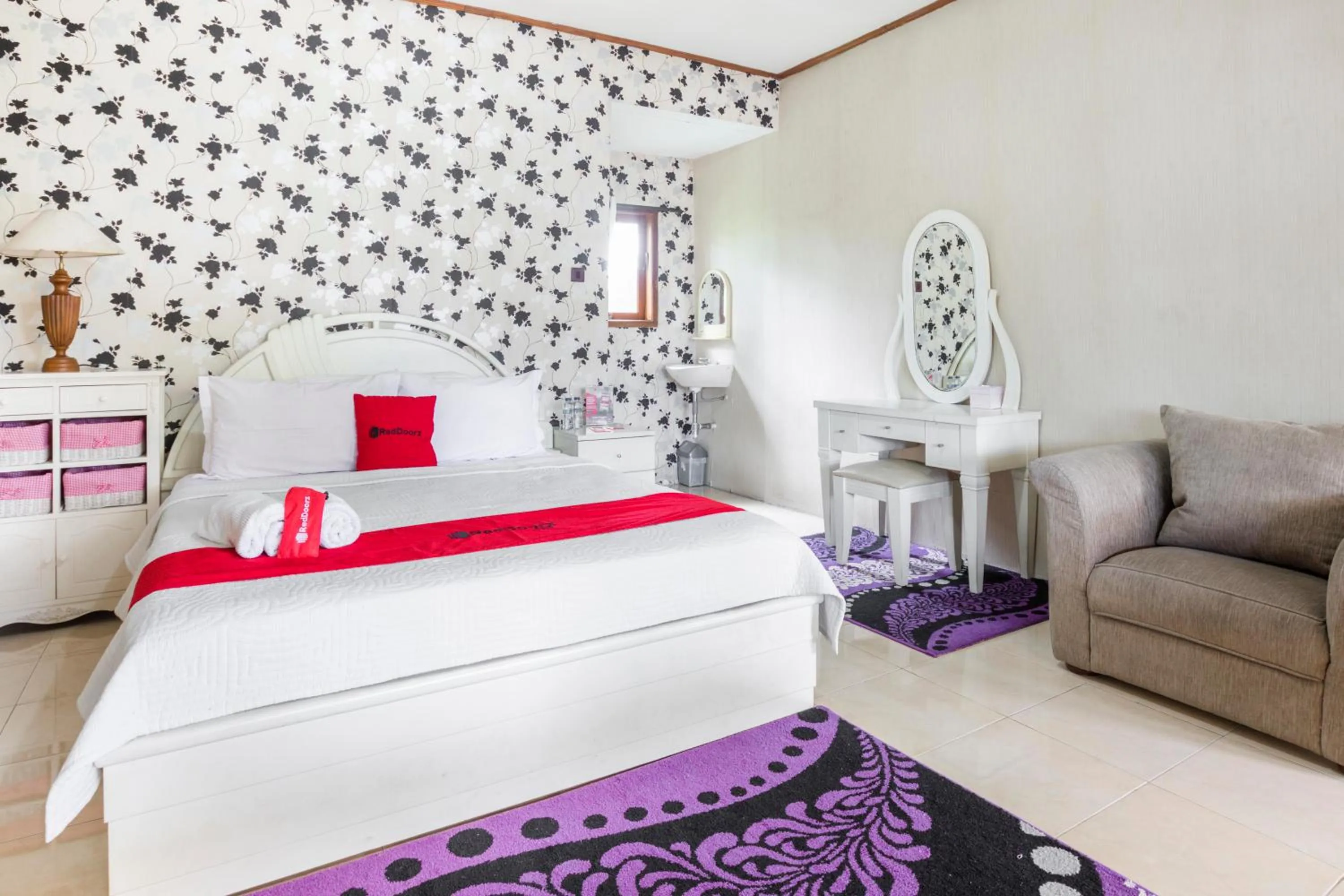 Deluxe Room in RedDoorz Plus @ Purwodadi