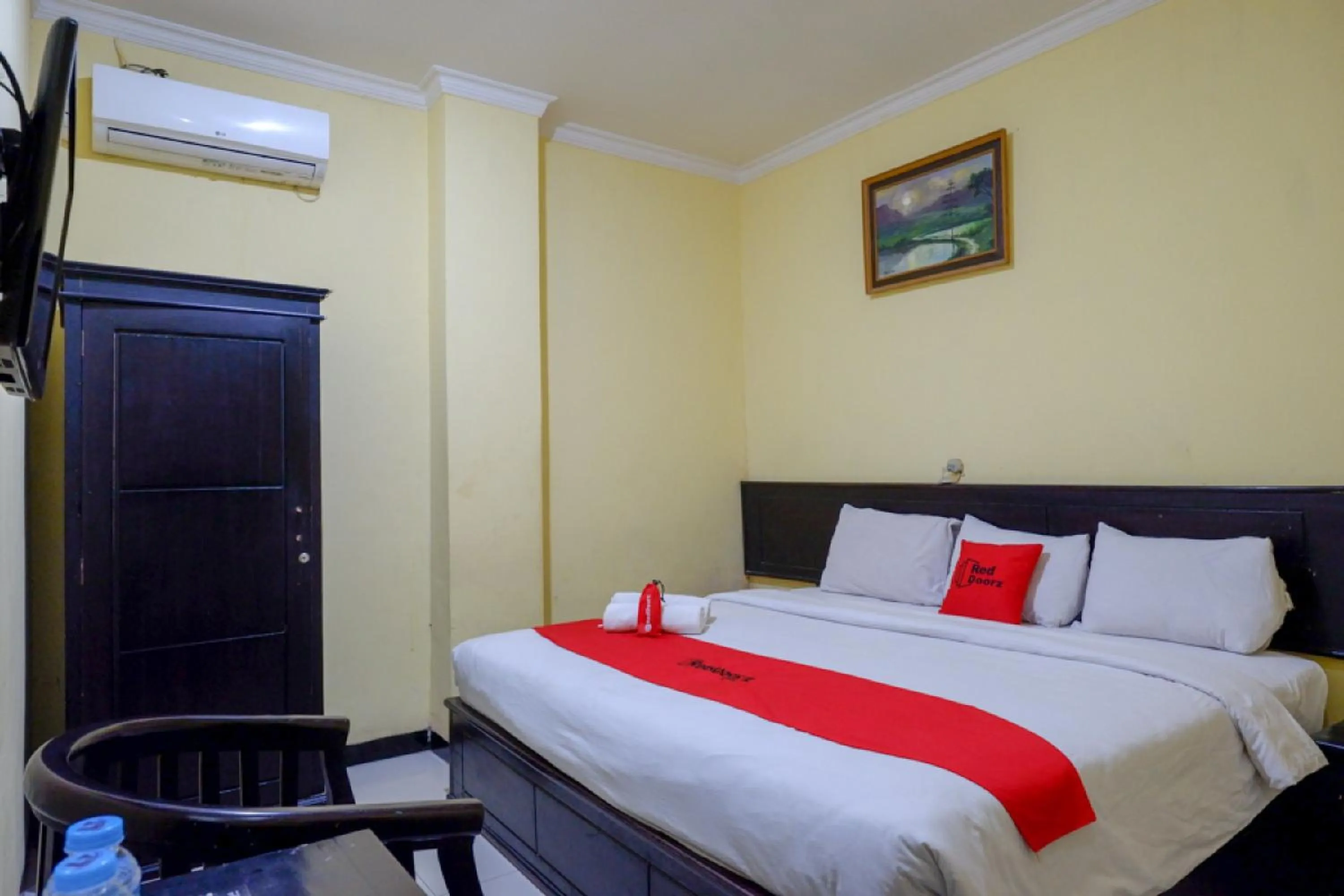 Double Room in RedDoorz near Citraland Waterpark Kendari