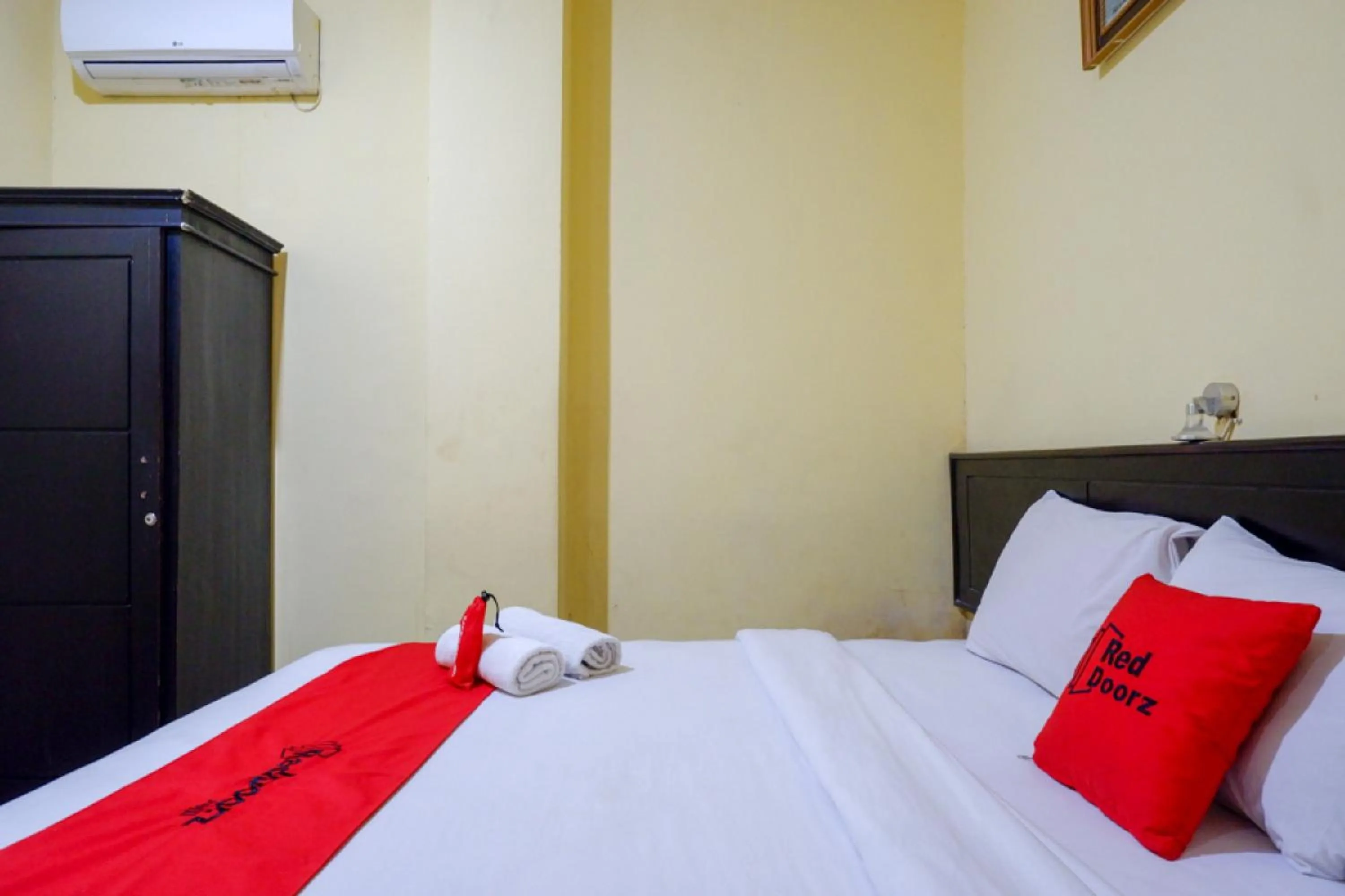 Superior Double Room in RedDoorz near Citraland Waterpark Kendari