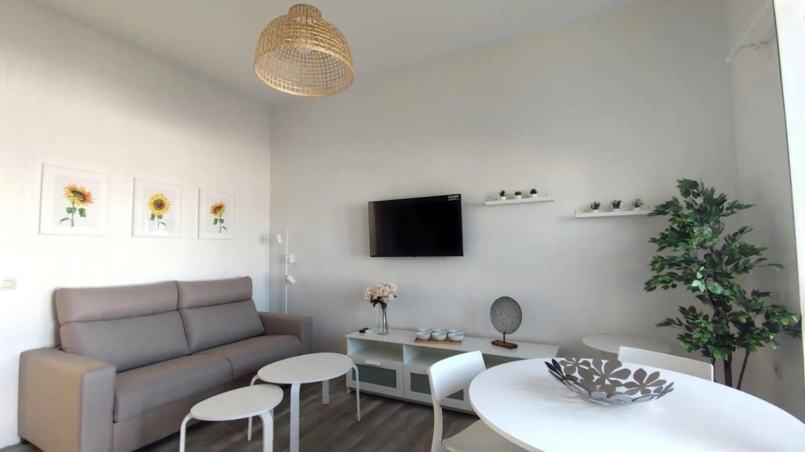 Deluxe One-Bedroom Apartment with City View in Oh Nice Revellin Ceuta