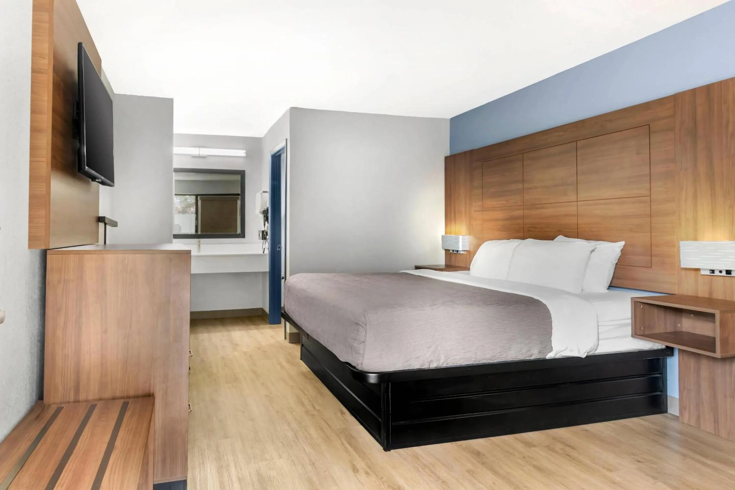 Superior King Efficiency Room - Smoking in Quality Inn Madison - Huntsville