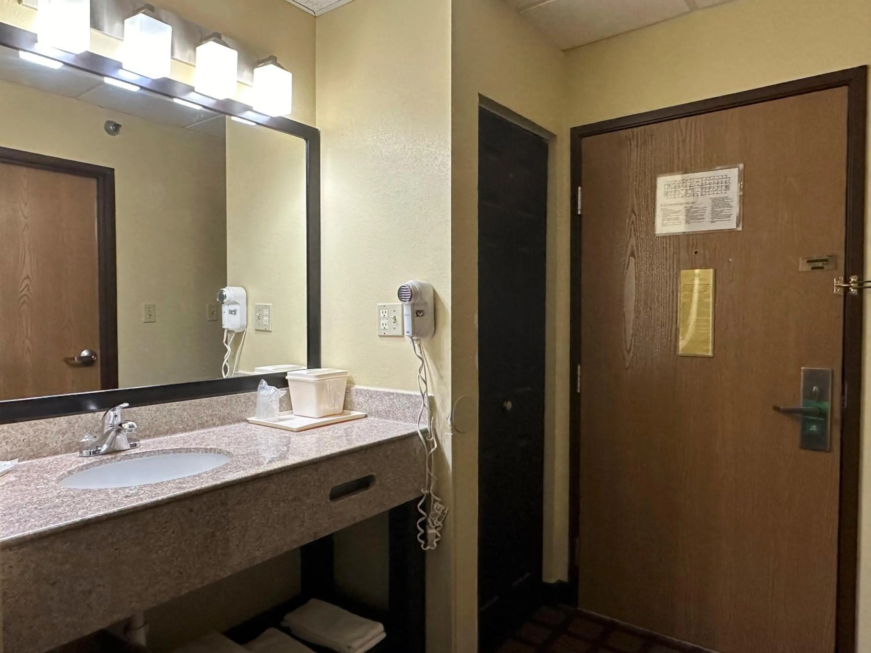 King Room - Non-Smoking in Quality Inn Perryville I-55