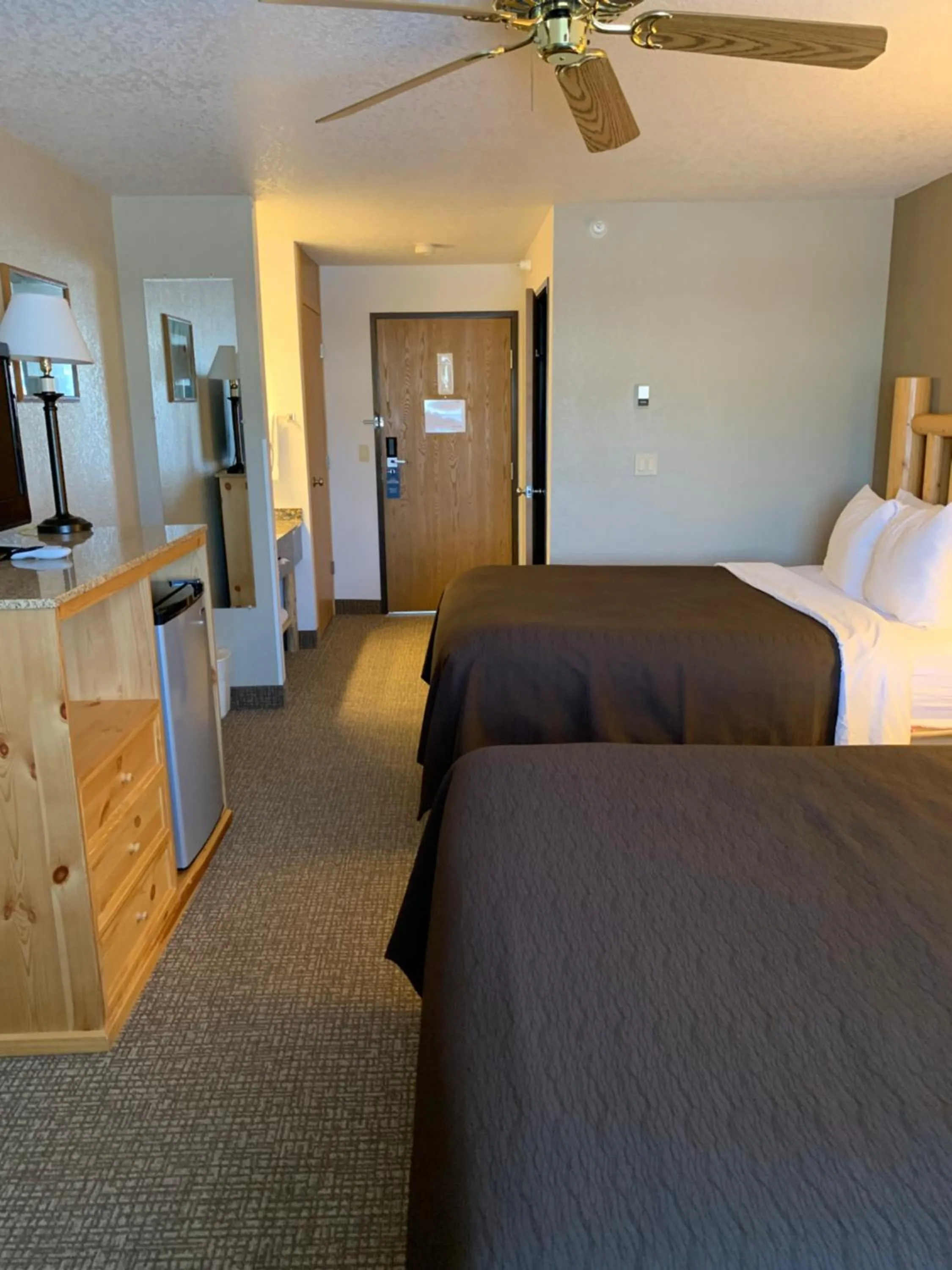 Queen Room in The Antler Lodge - Gardiner