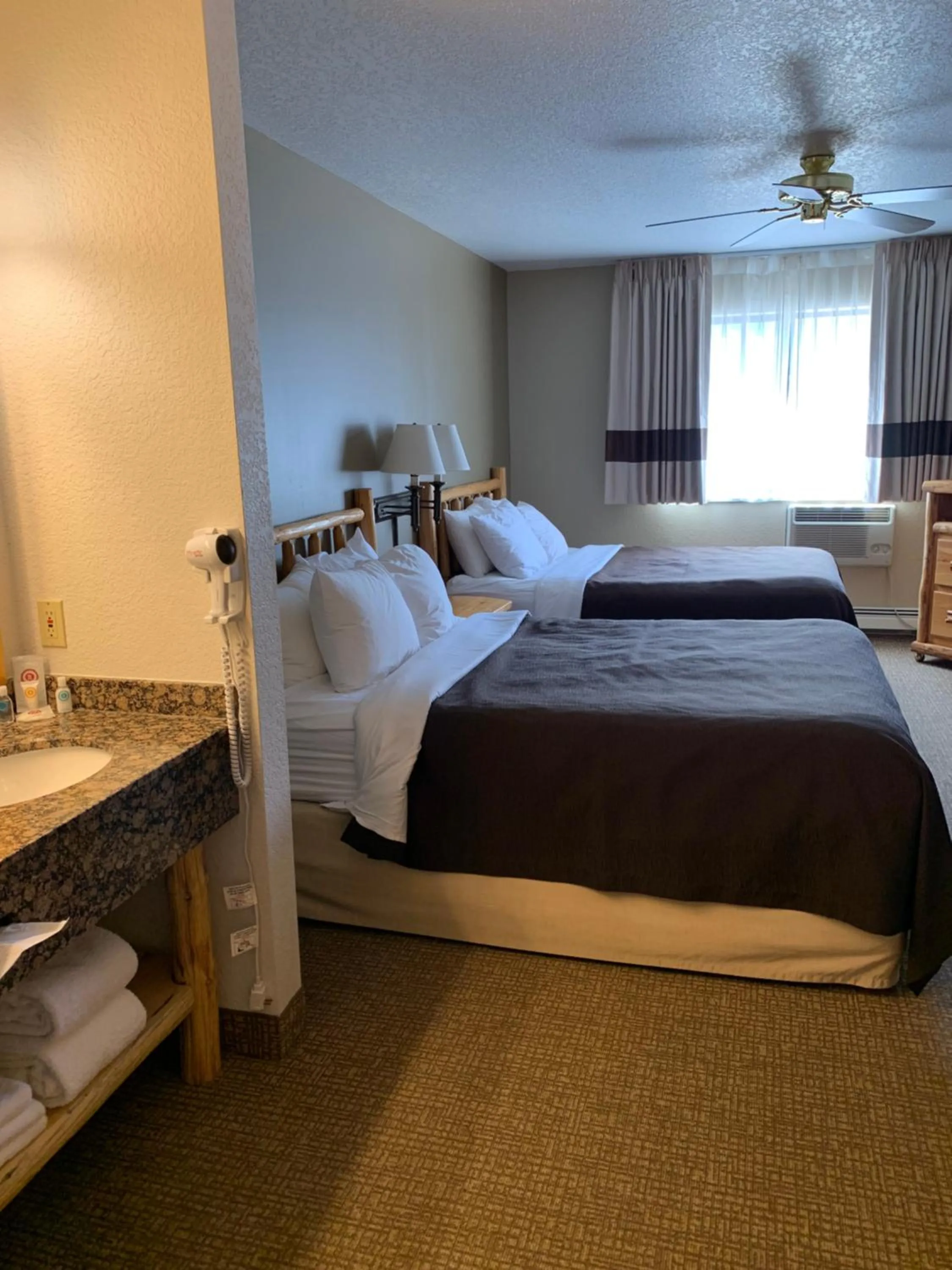 Standard Triple Room in The Antler Lodge - Gardiner