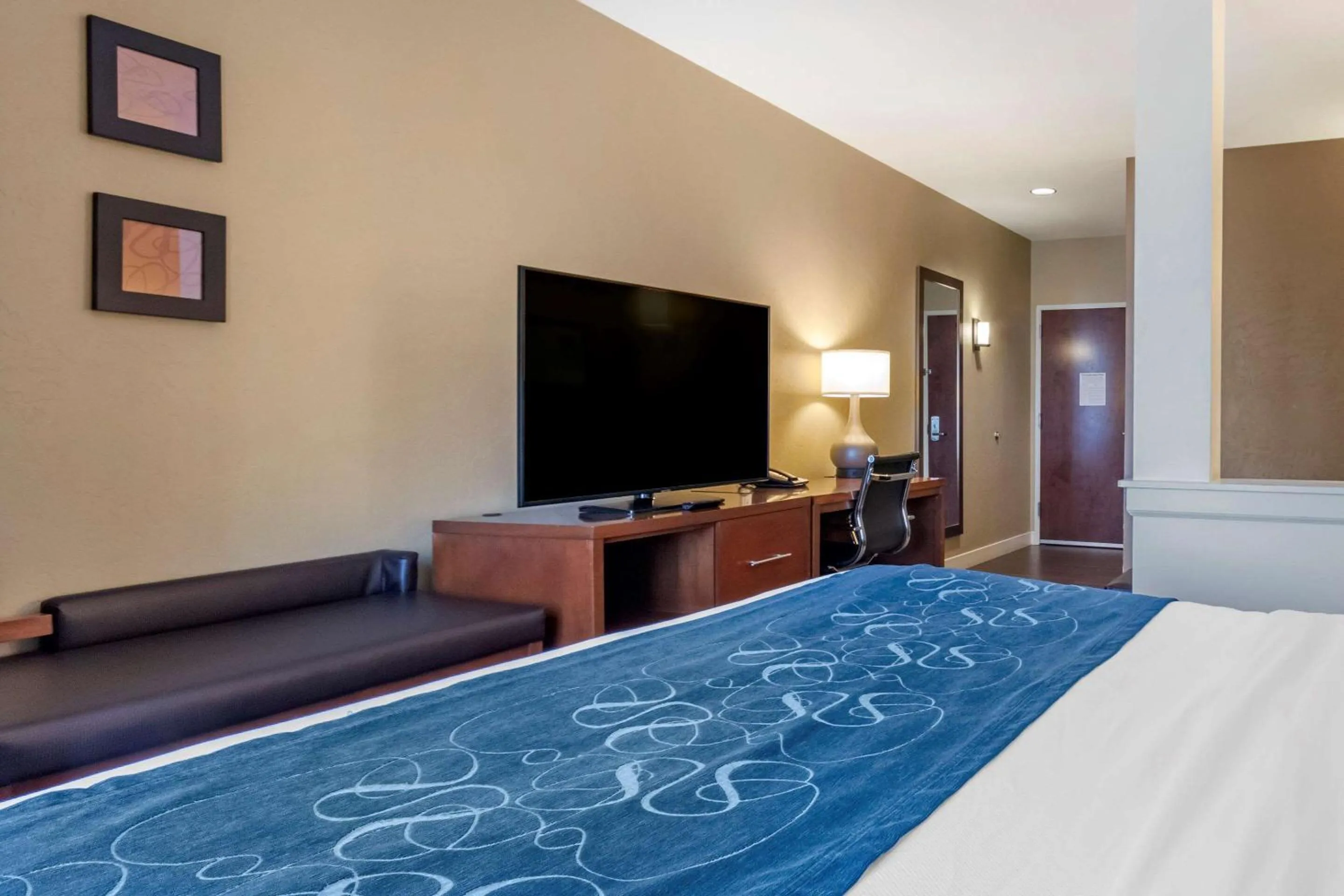 King Suite in Comfort Suites Airport-University