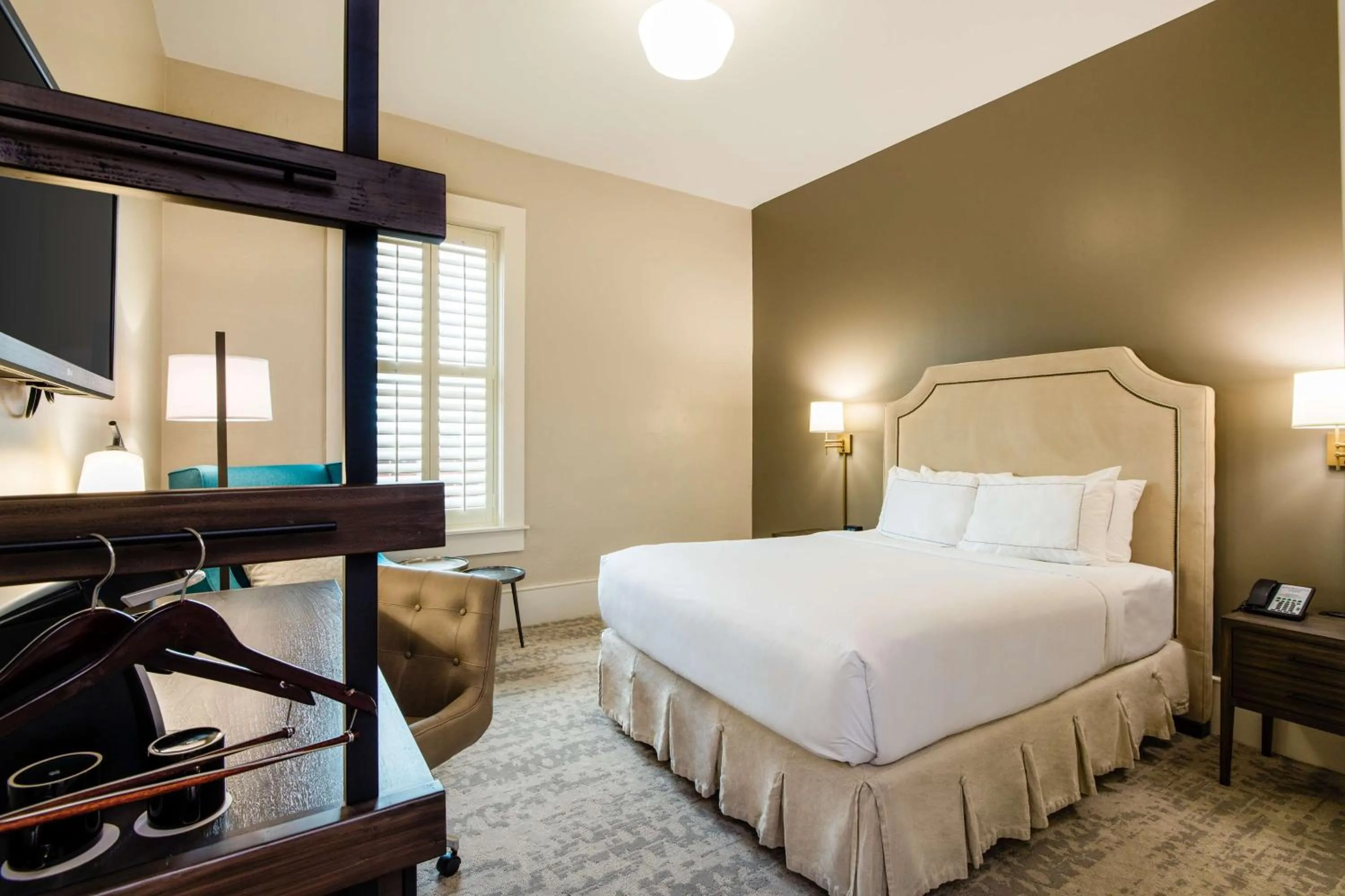 Queen Room in Hotel Florence, Tapestry Collection by Hilton