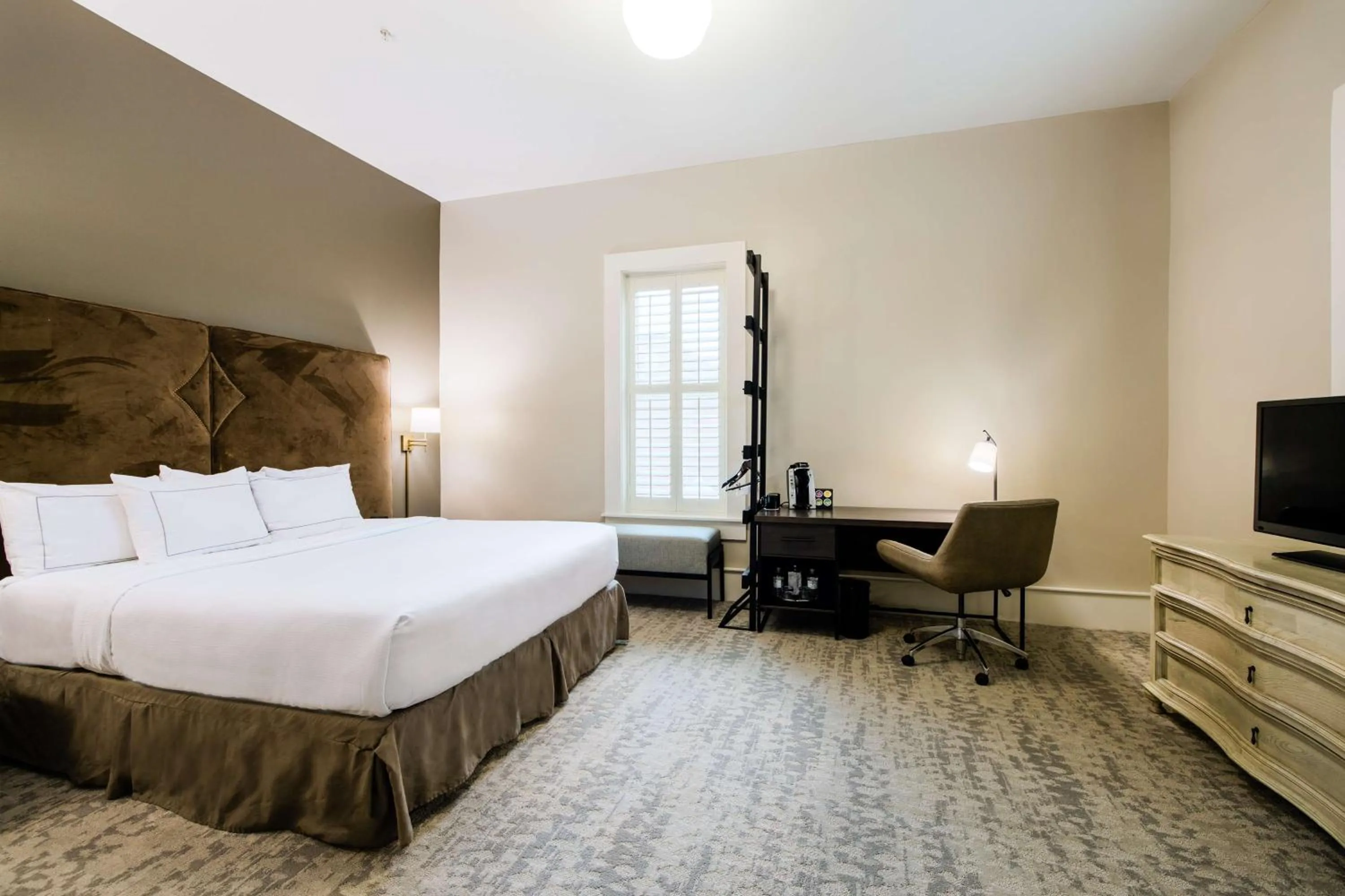 One-Bedroom King Suite in Hotel Florence, Tapestry Collection by Hilton