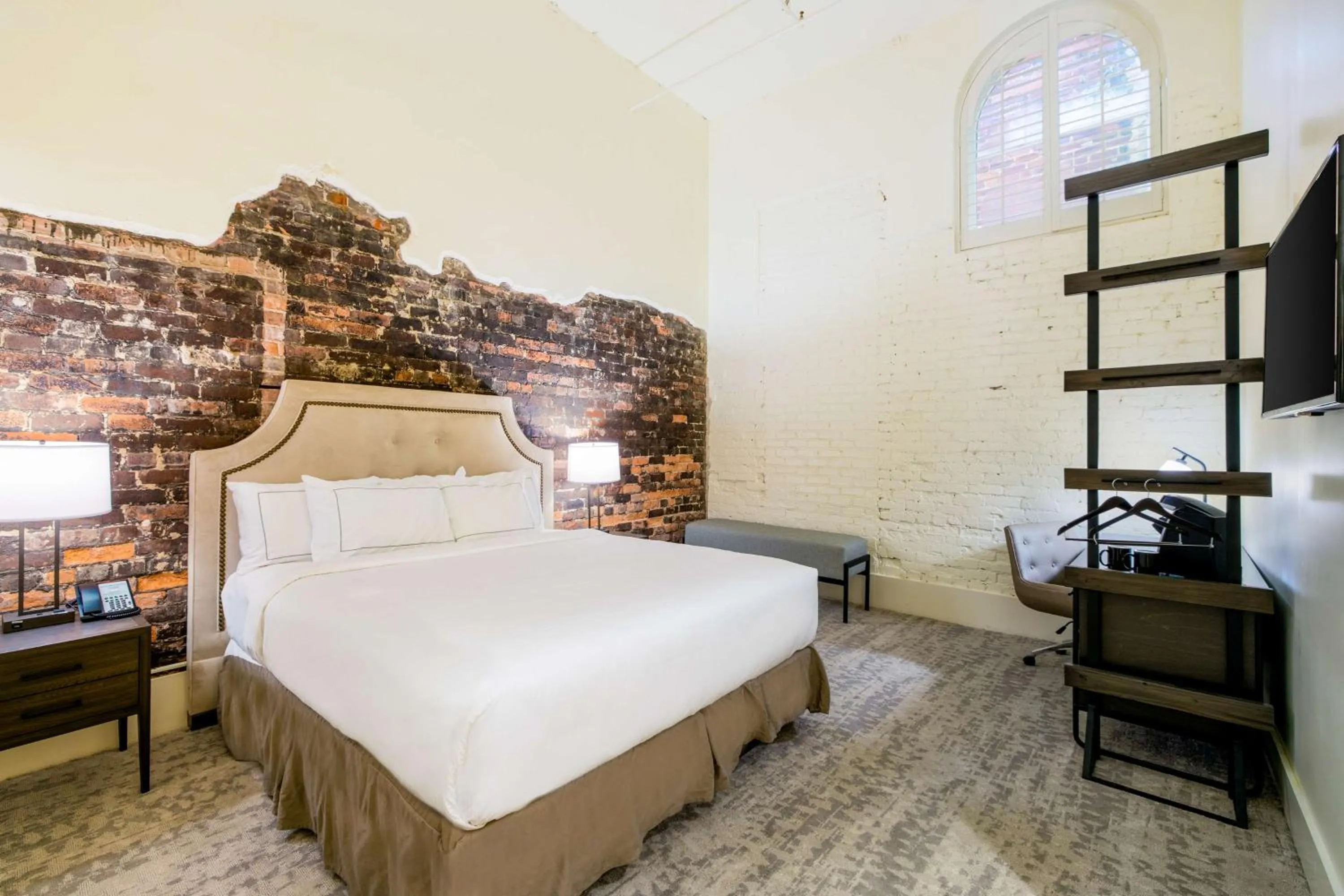 King Room in Hotel Florence, Tapestry Collection by Hilton