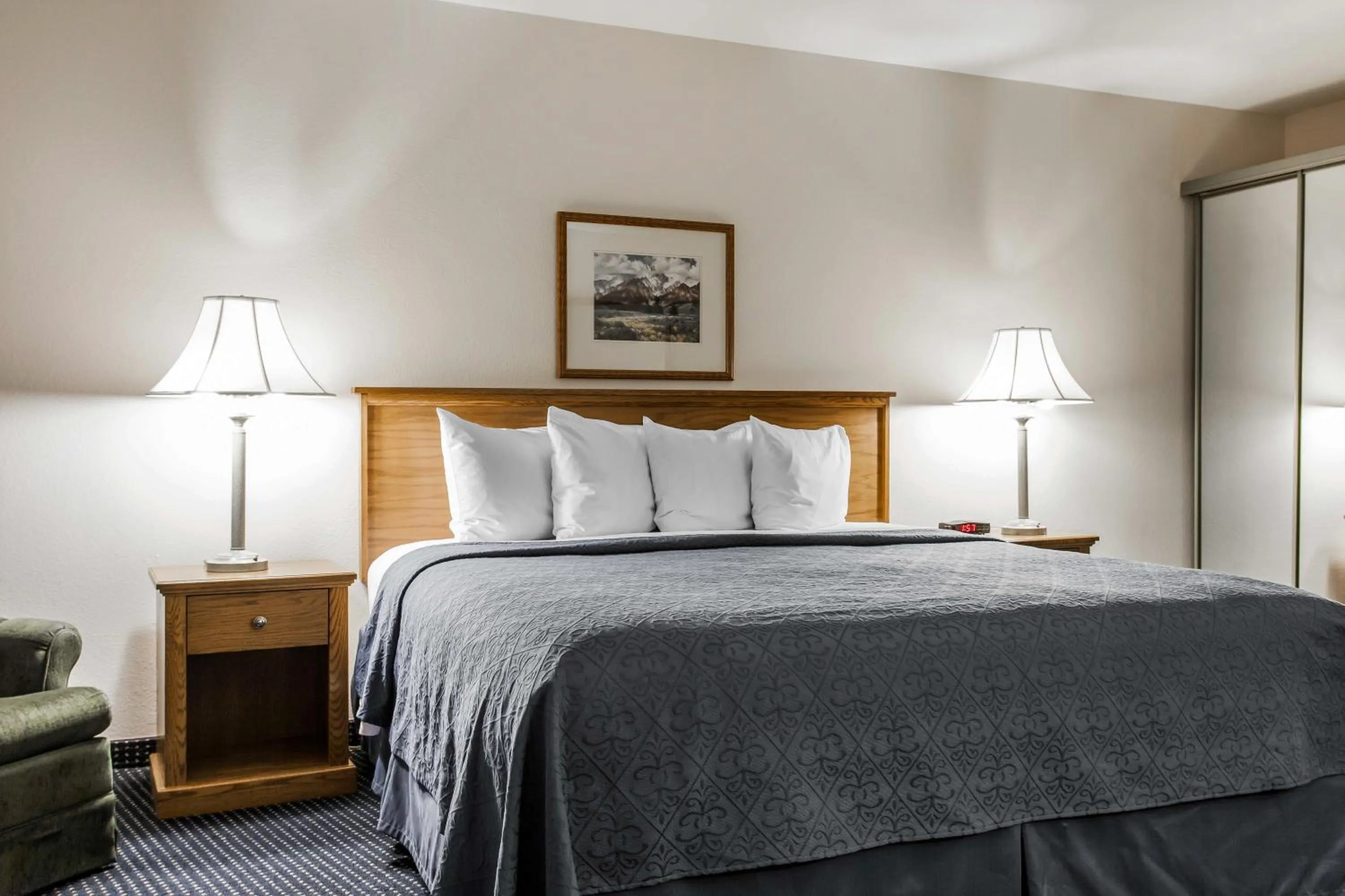 Efficiency Queen Suite with Sofa-Bed - Non Smoking in Quality Inn & Suites Goldendale