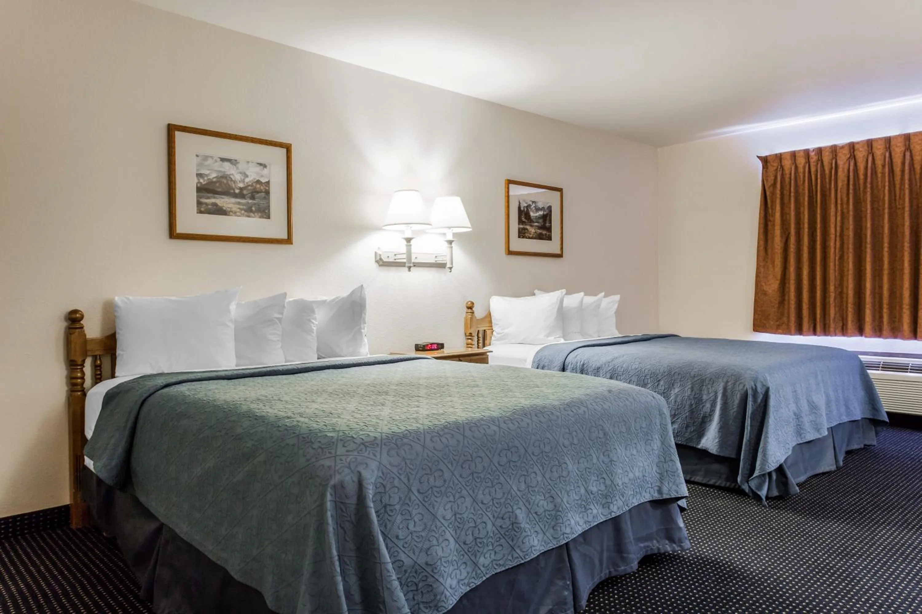 Queen Room with Two Queen Beds - Smoking in Quality Inn & Suites Goldendale