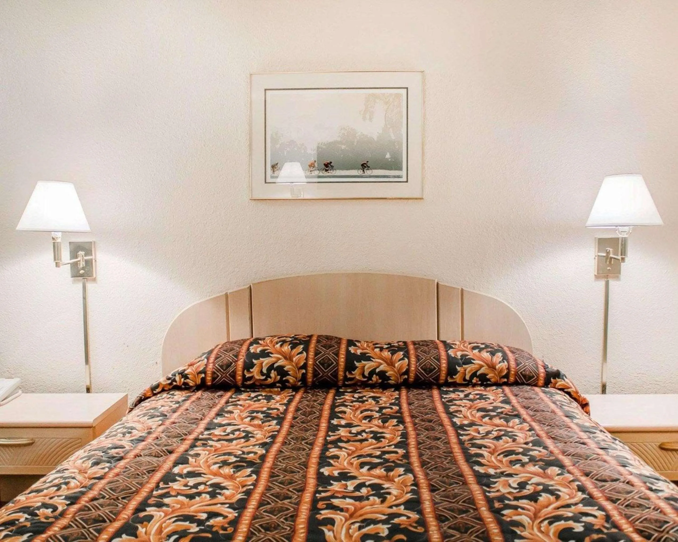 Queen Room - Smoking in Rodeway Inn Findlay University Area