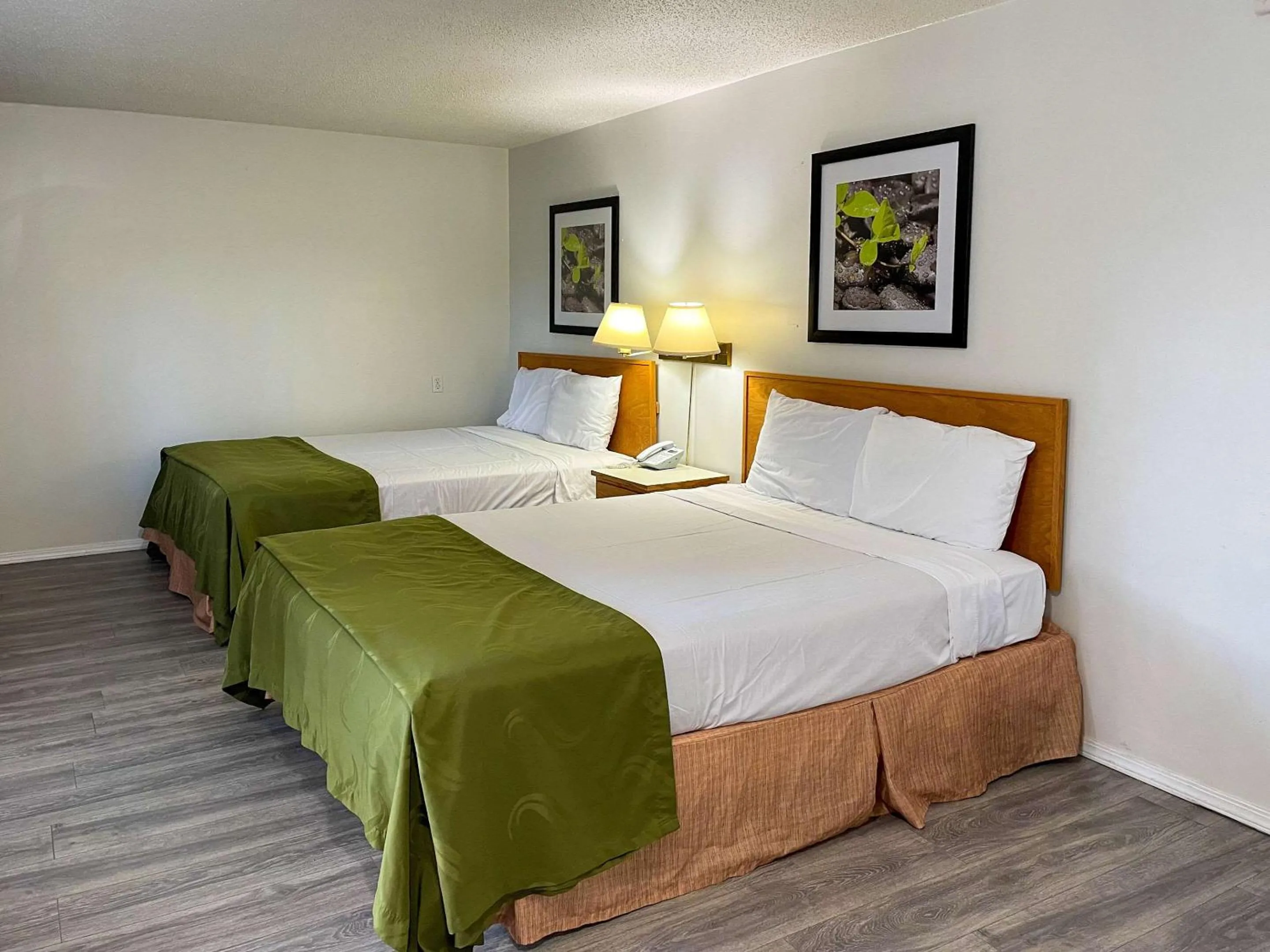 Queen Room with Two Queen Beds in Rodeway Inn & Suites Omak - Okanogan