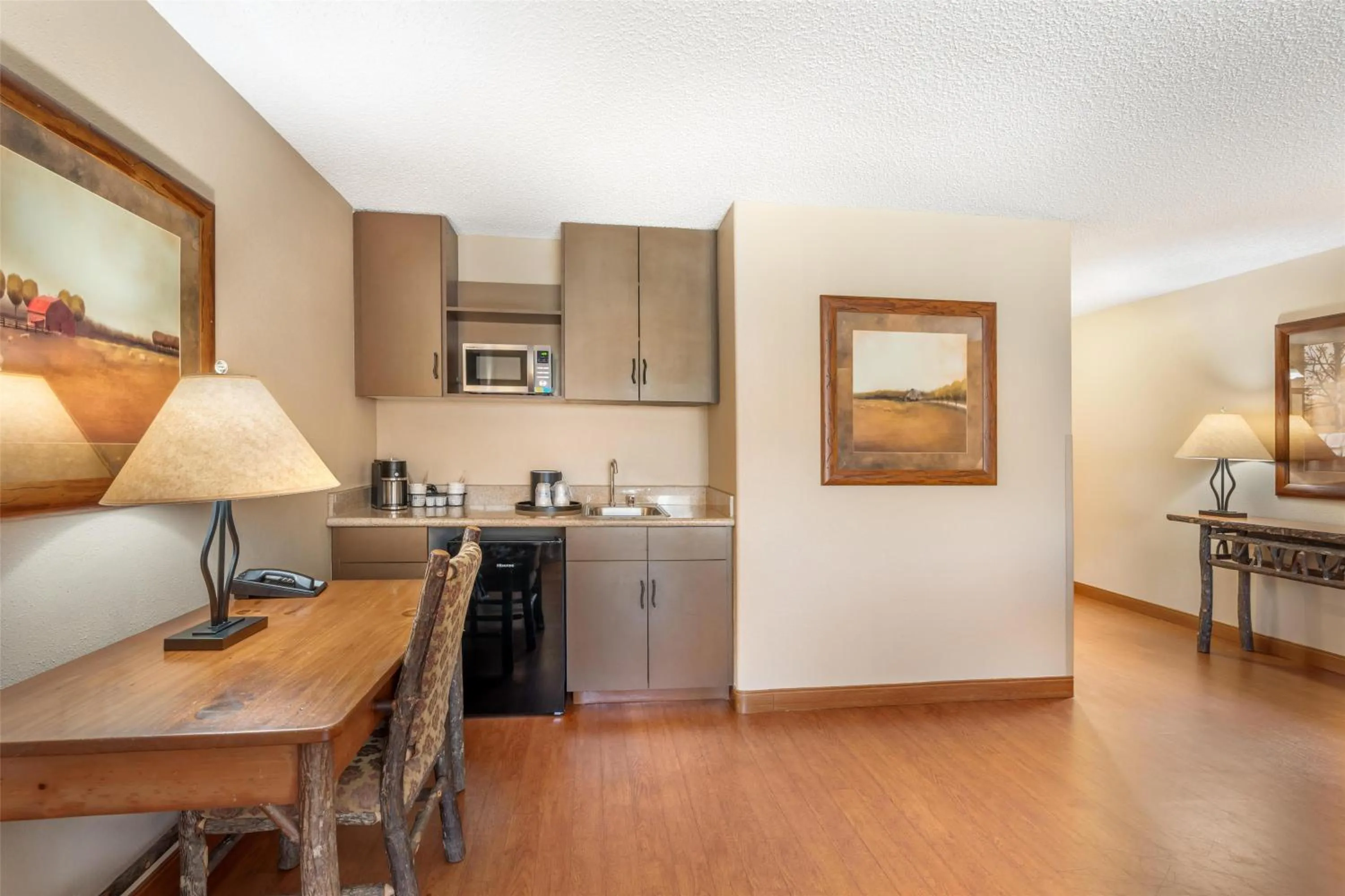 Moon Over Montana King Suite - Non Smoking in Best Western Plus Kelly Inn & Suites