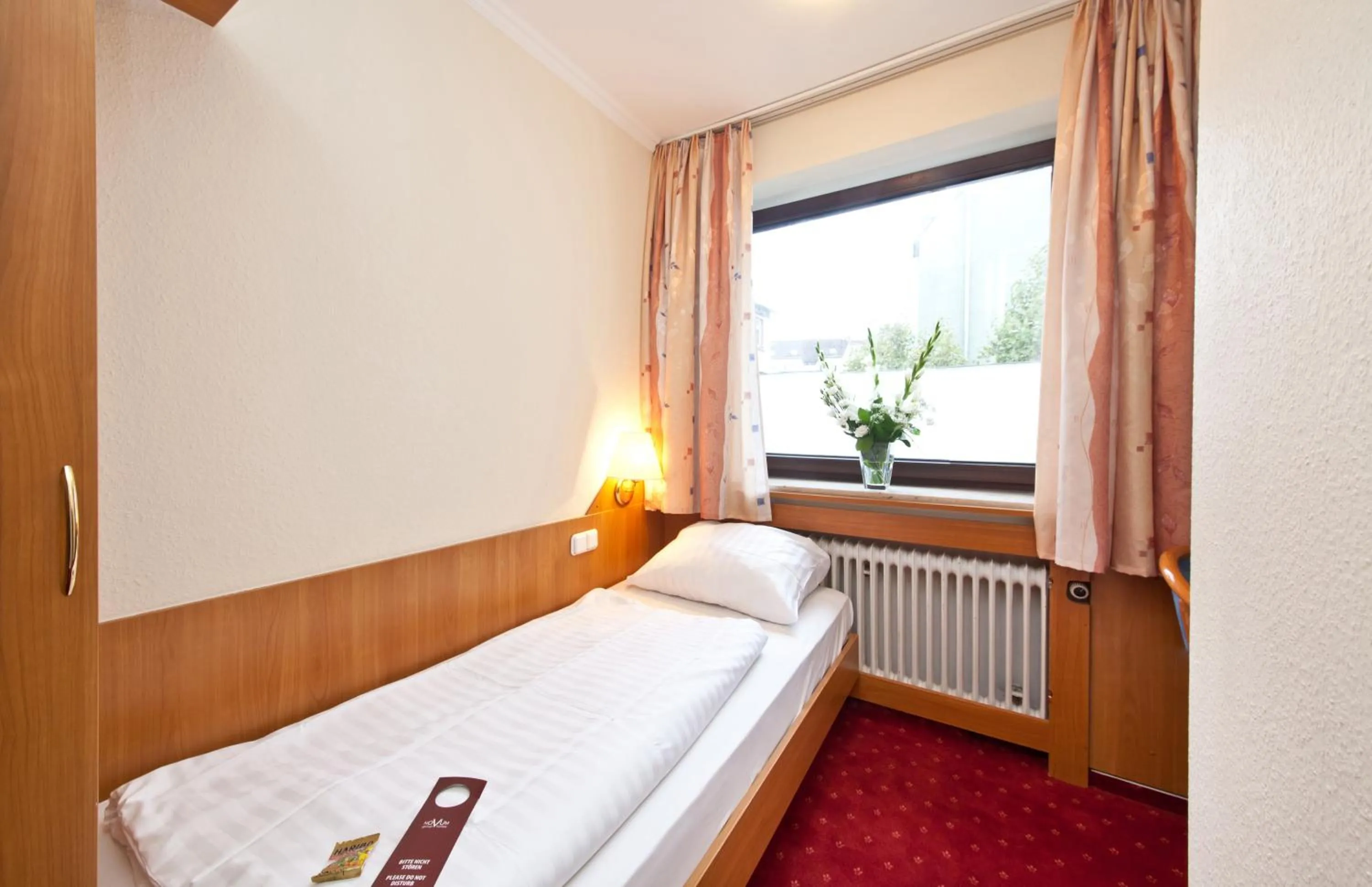 Single Room with Private External Bathroom in Hotel Primus Frankfurt Sachsenhausen