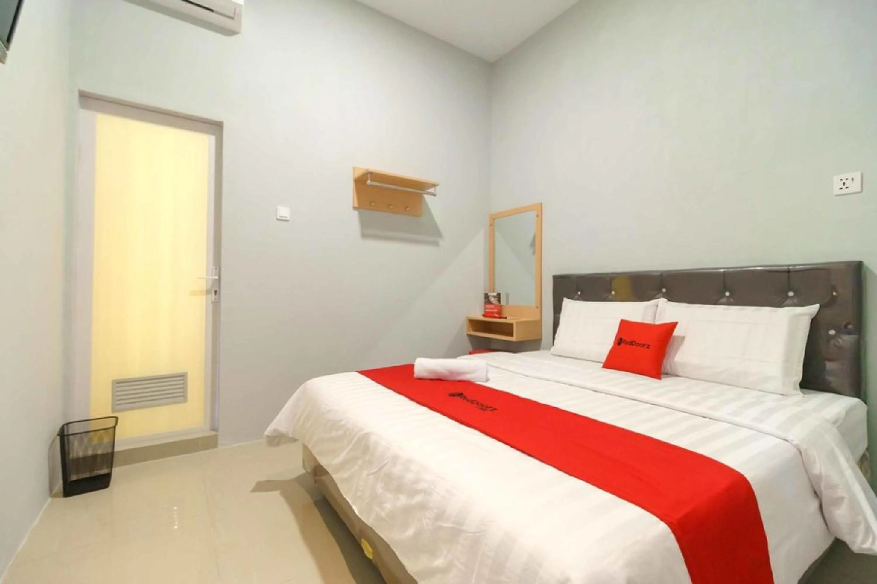 Double Room in RedDoorz @ Helvetia Medan 2