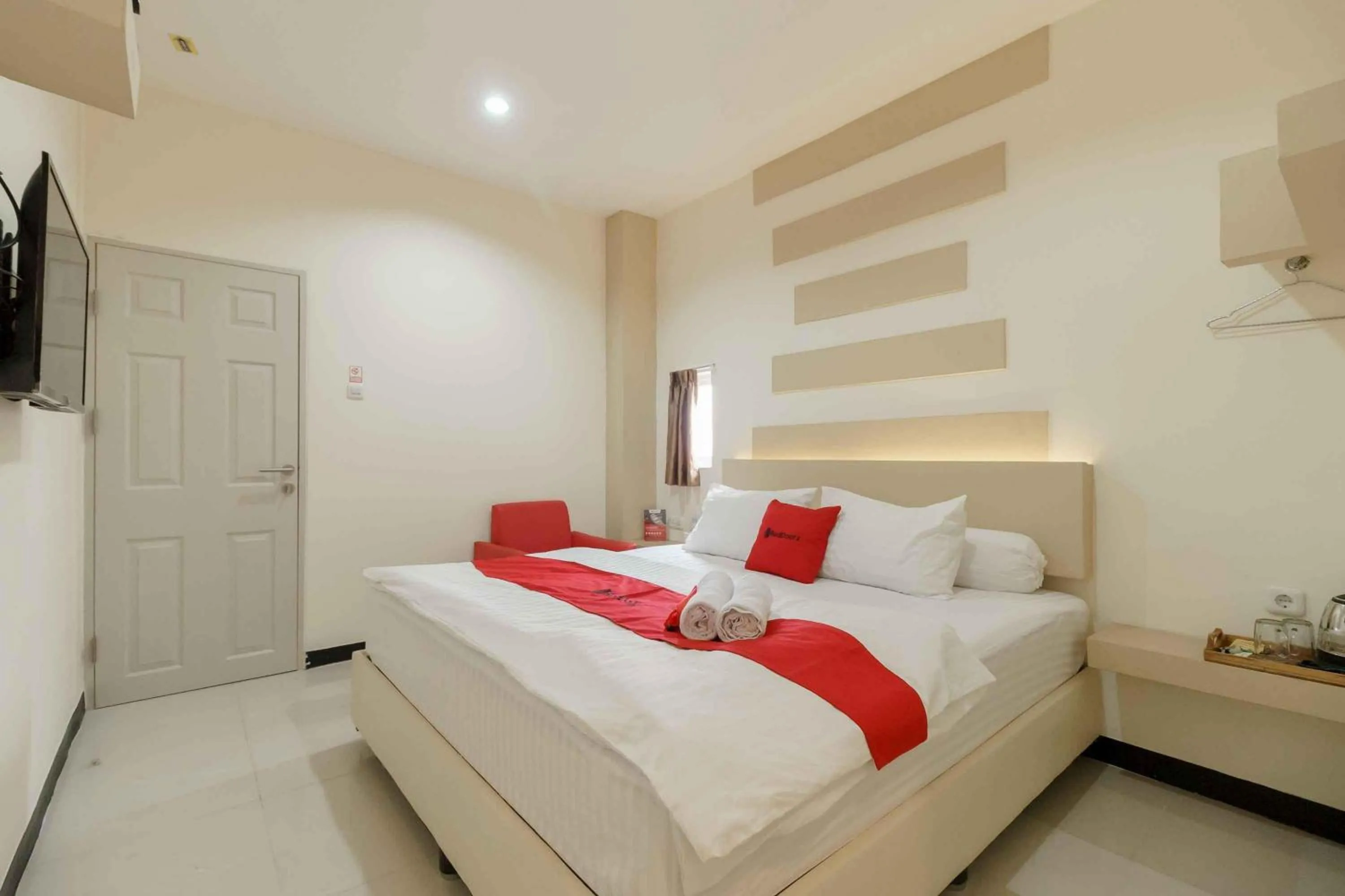 Deluxe Room in RedDoorz Plus near Millenium ICT Centre Medan 2