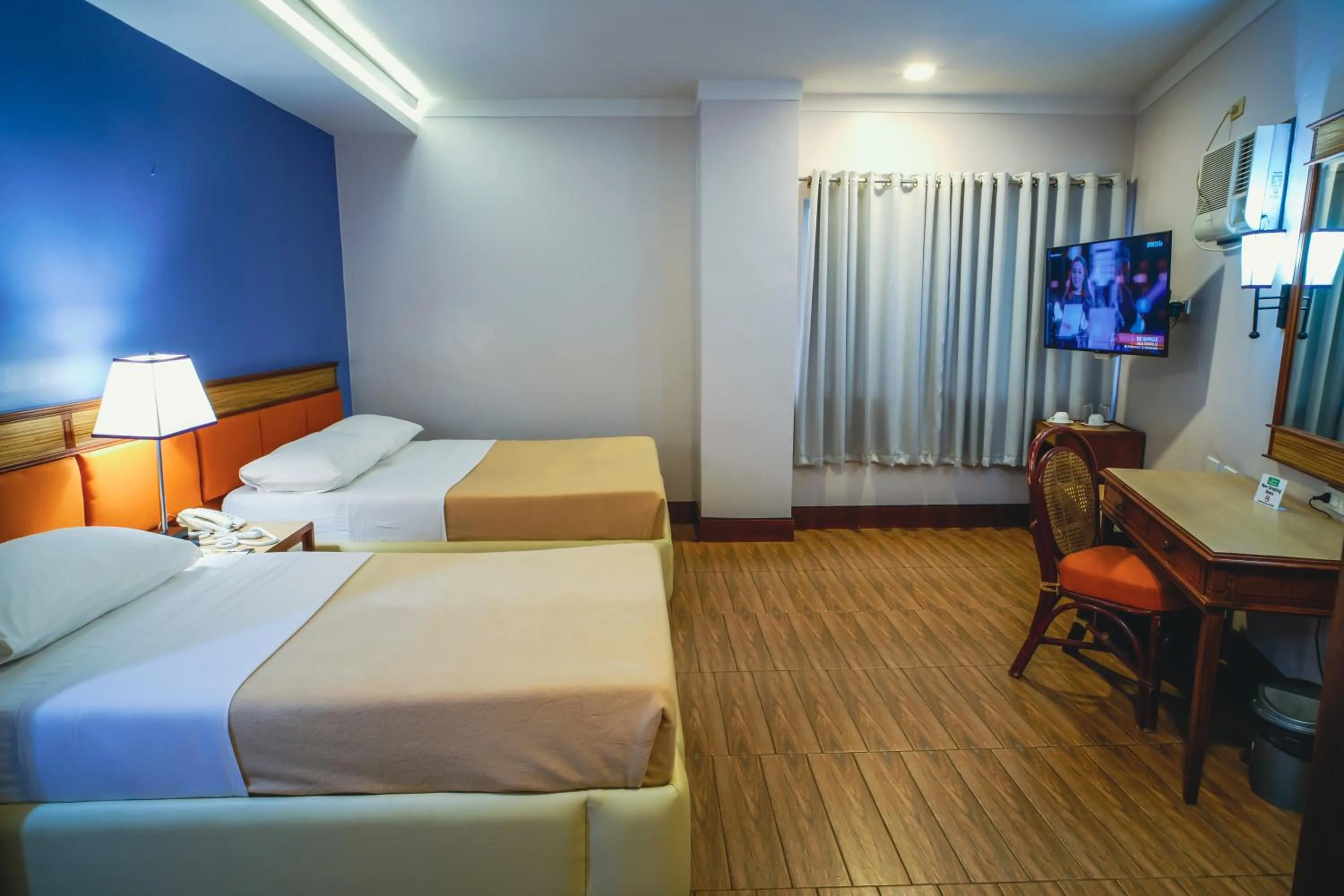 Standard Triple Room in Hotel Valencia