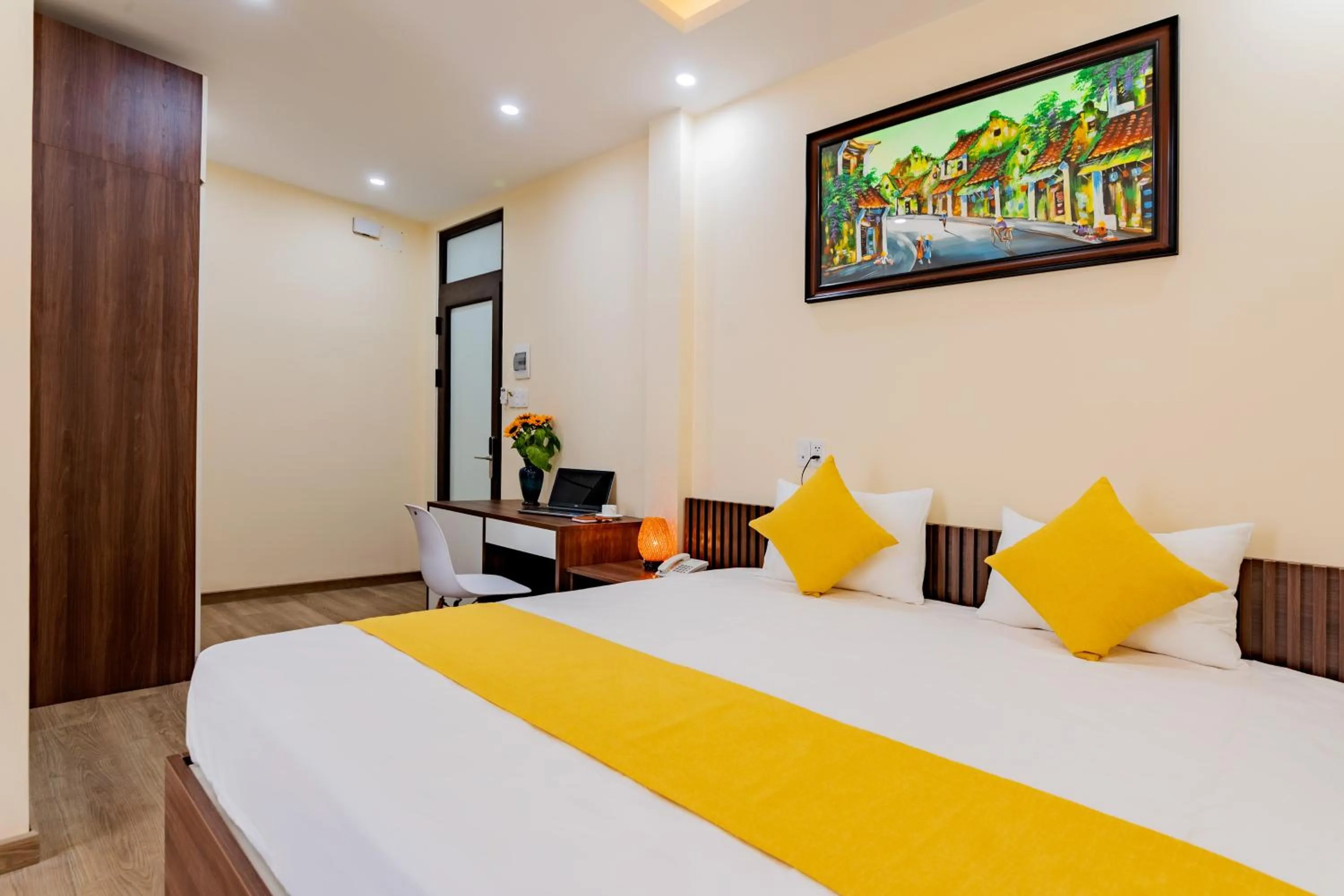 King Suite with Balcony in Green Hill Hotel