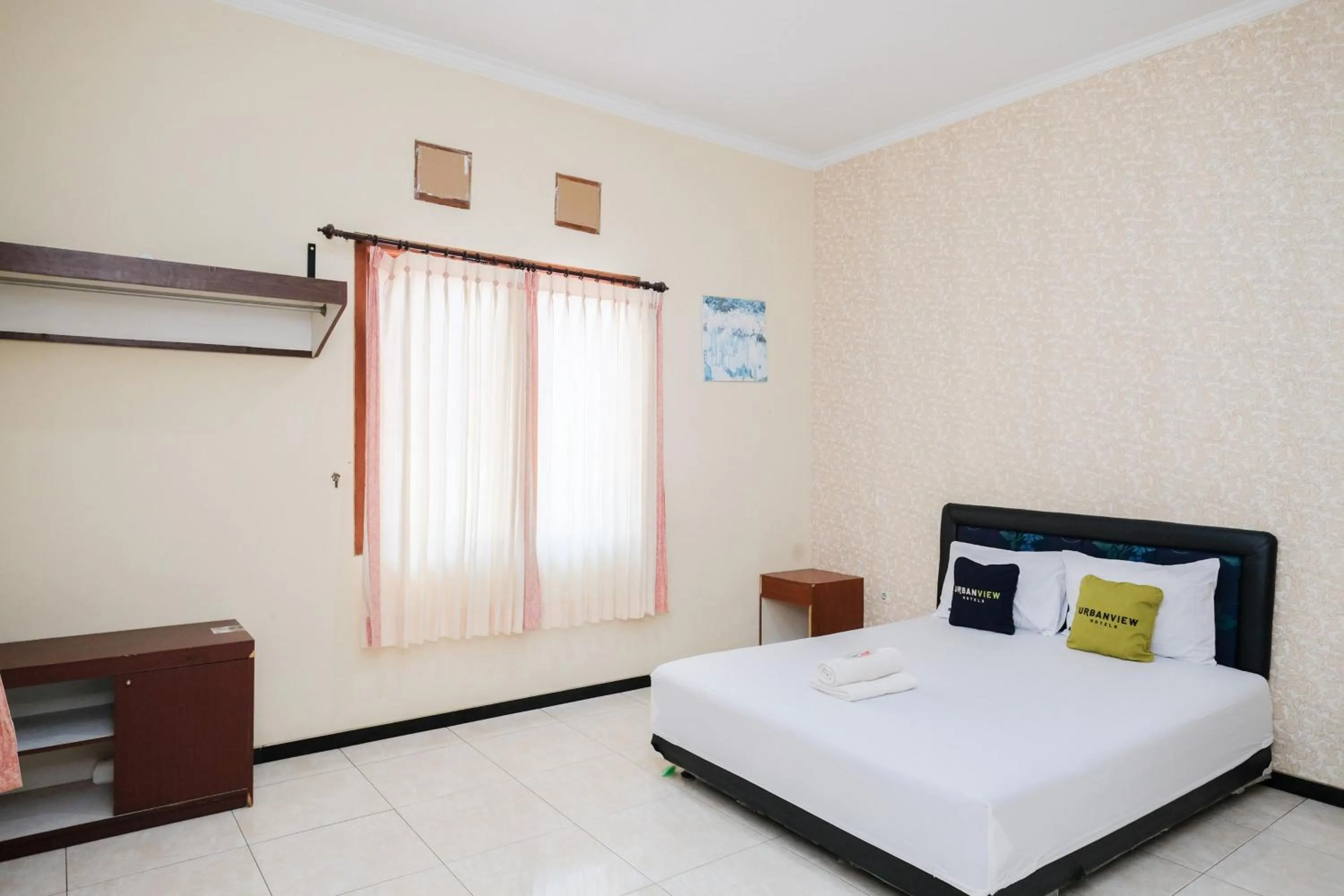 Deluxe Room in Urbanview Hotel Griya Surya Malang by RedDoorz