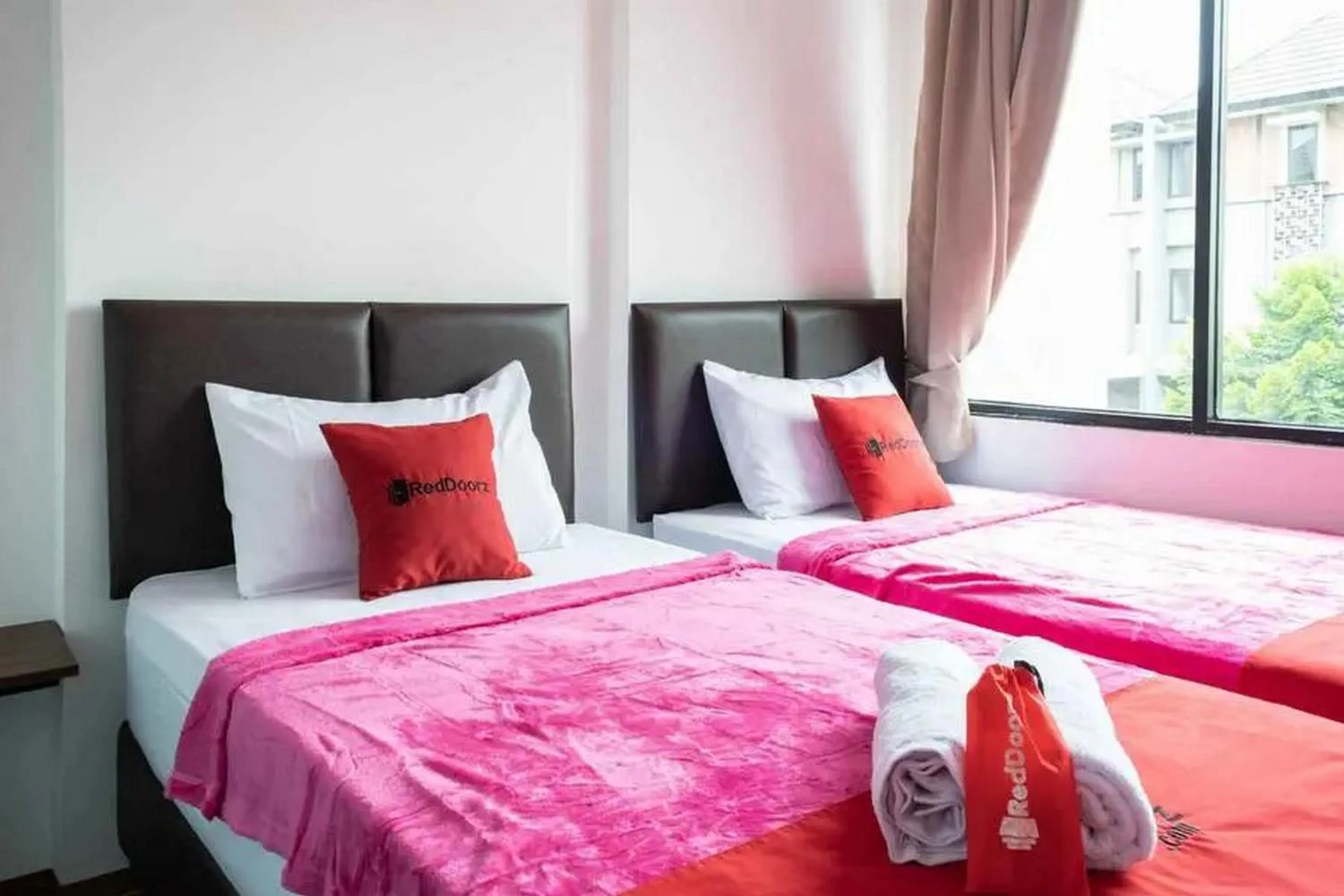 Twin Room in RedDoorz Plus near ICE BSD 2