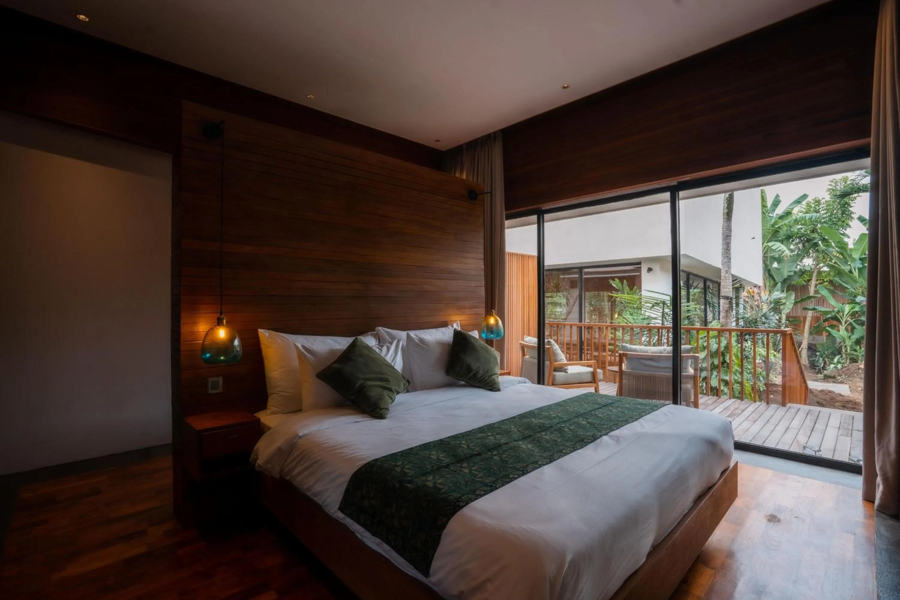 Master Room with Bathub in Grün Canggu Garden