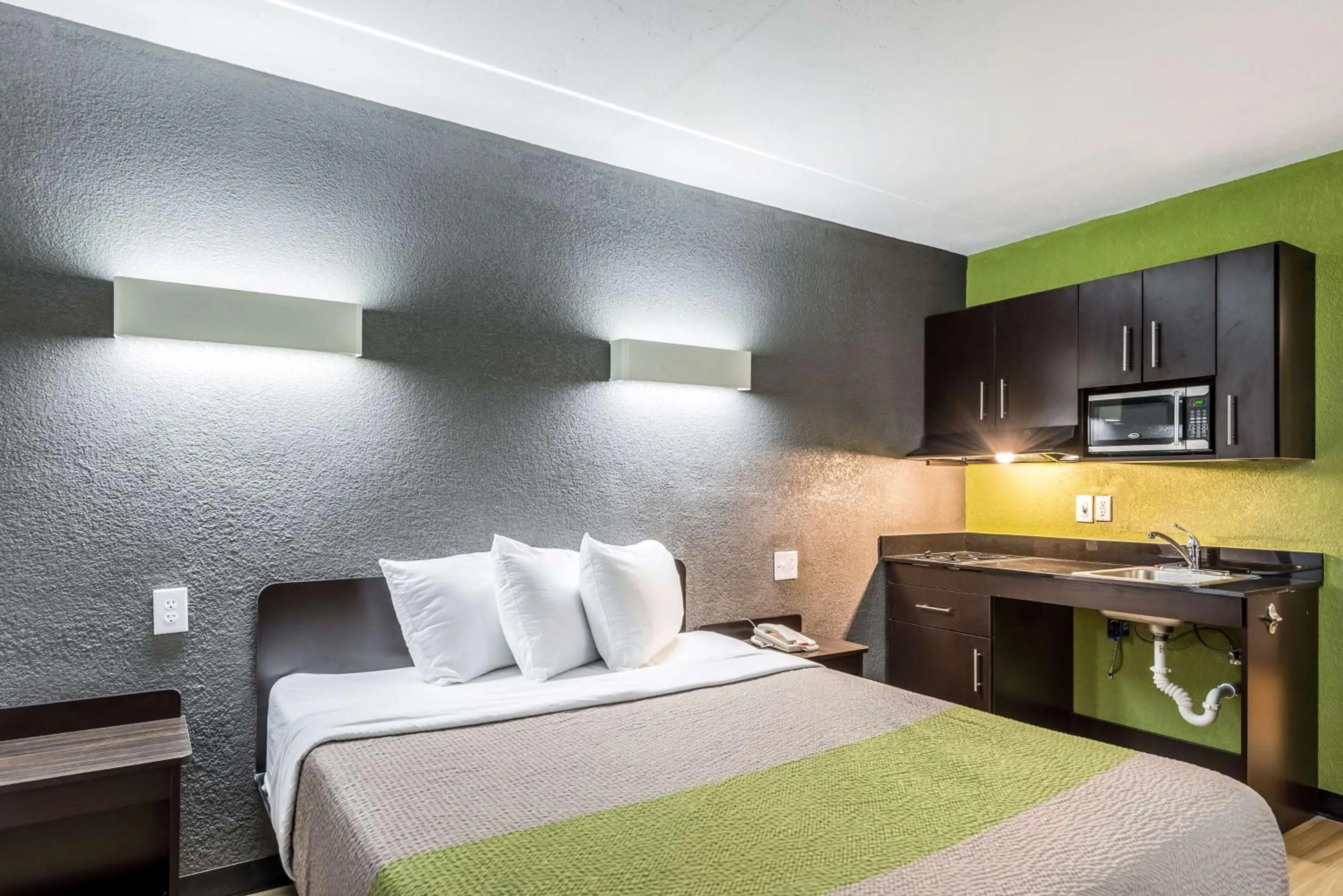 Queen Room - Disability Access - Non-Smoking in Studio 6-Indianapolis, IN