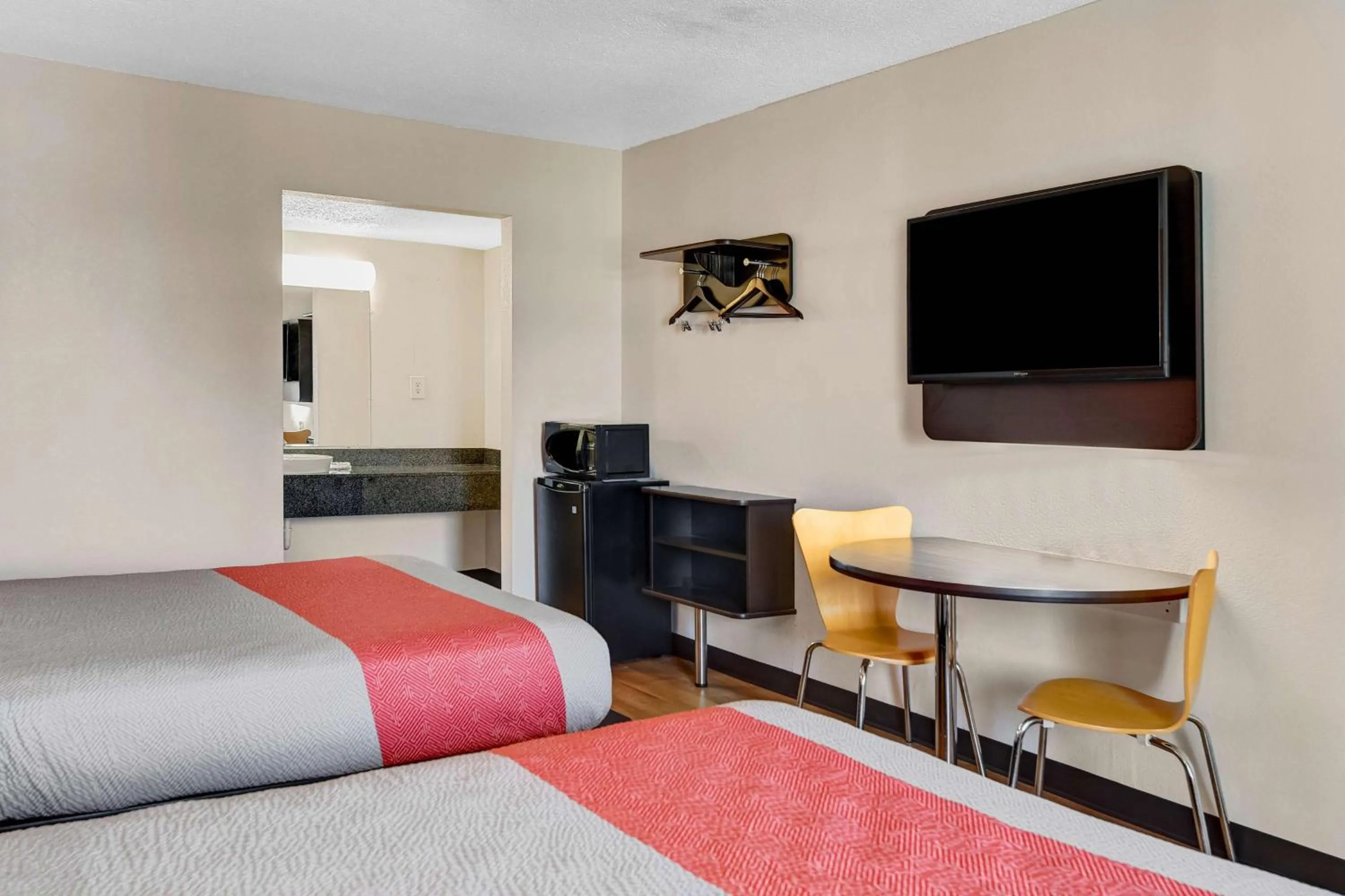 Deluxe Quadruple Room - Non-Smoking in Motel 6-Calhoun, GA