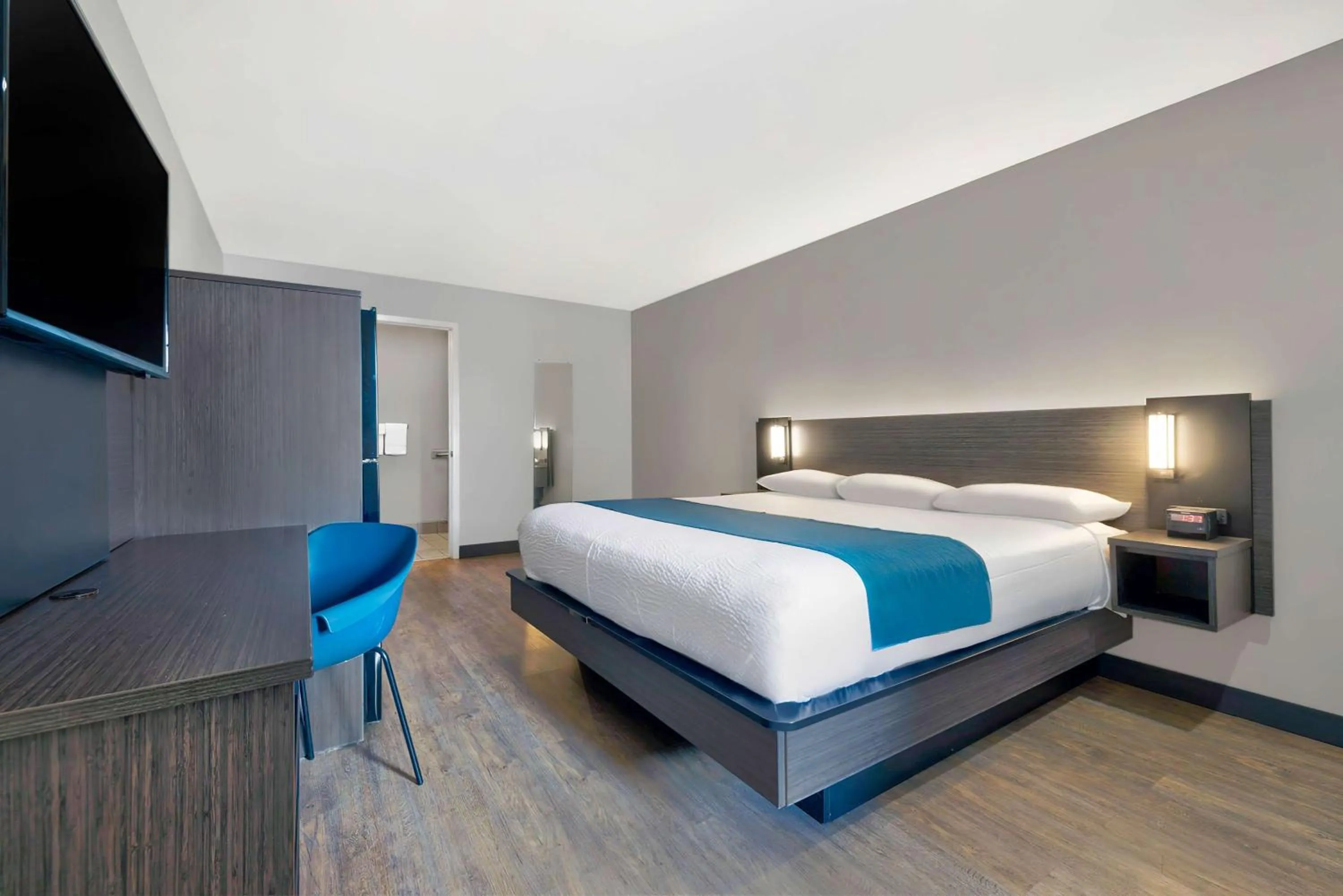 King Room - single occupancy - Non-Smoking in Studio 6 Waco TX - Downtown - Baylor