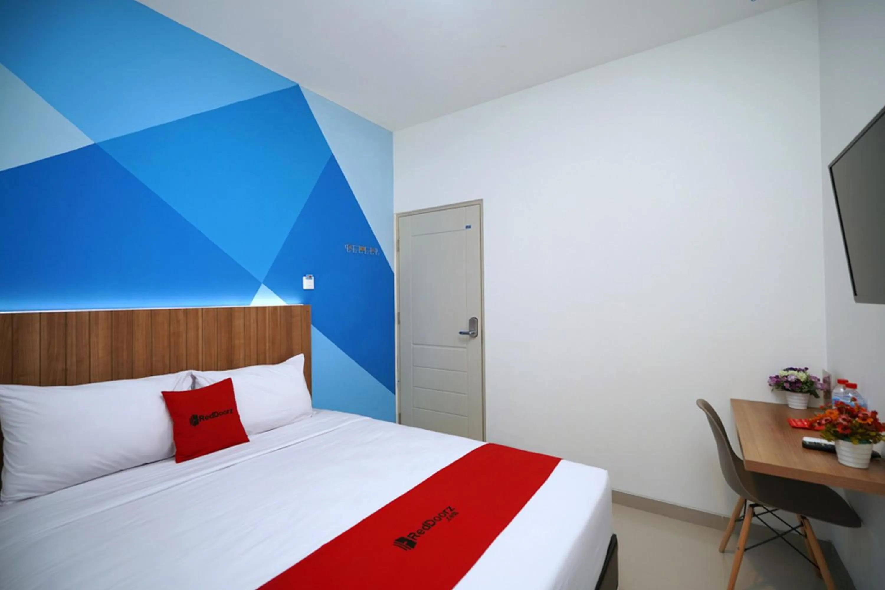 Deluxe Room in RedDoorz Plus @ Terban Residence