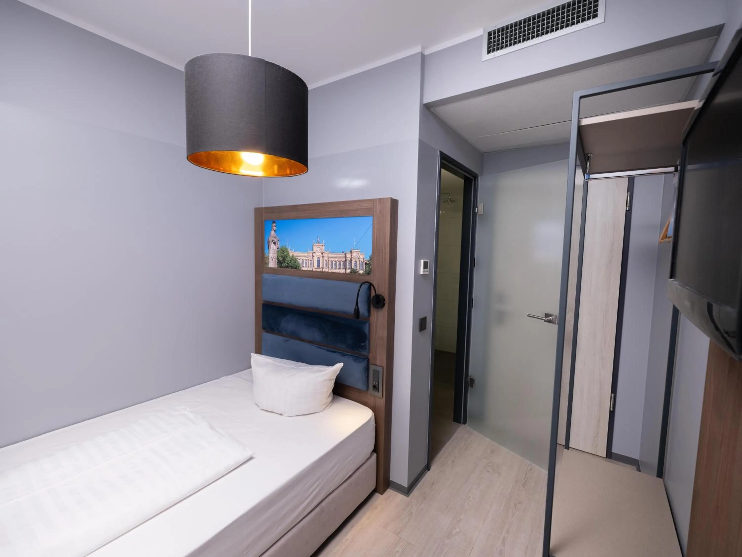 Single Room in Smart Stay Hotel Station