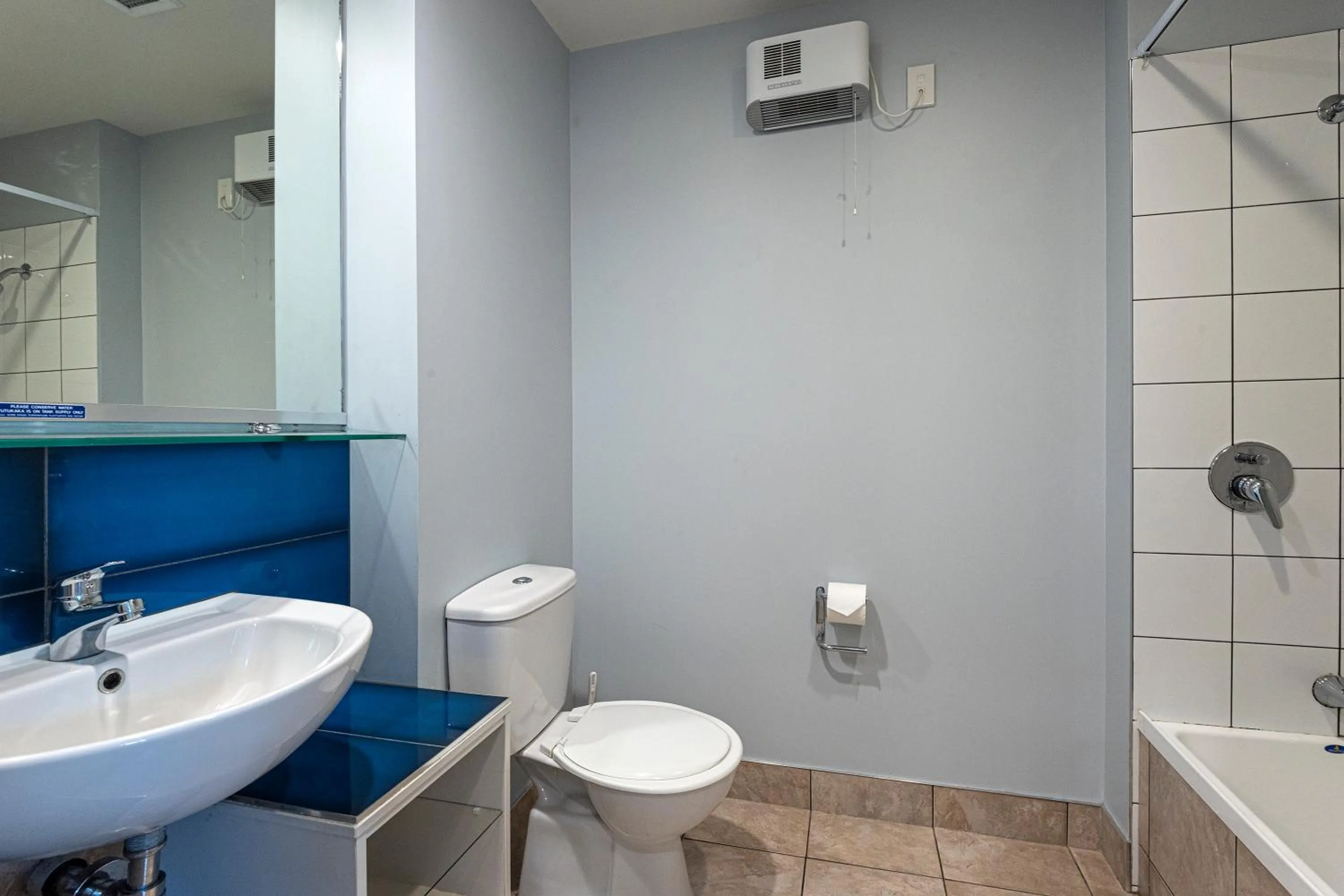 Deluxe King Room with Balcony - Non Smoking in Quality Hotel Oceans Tutukaka