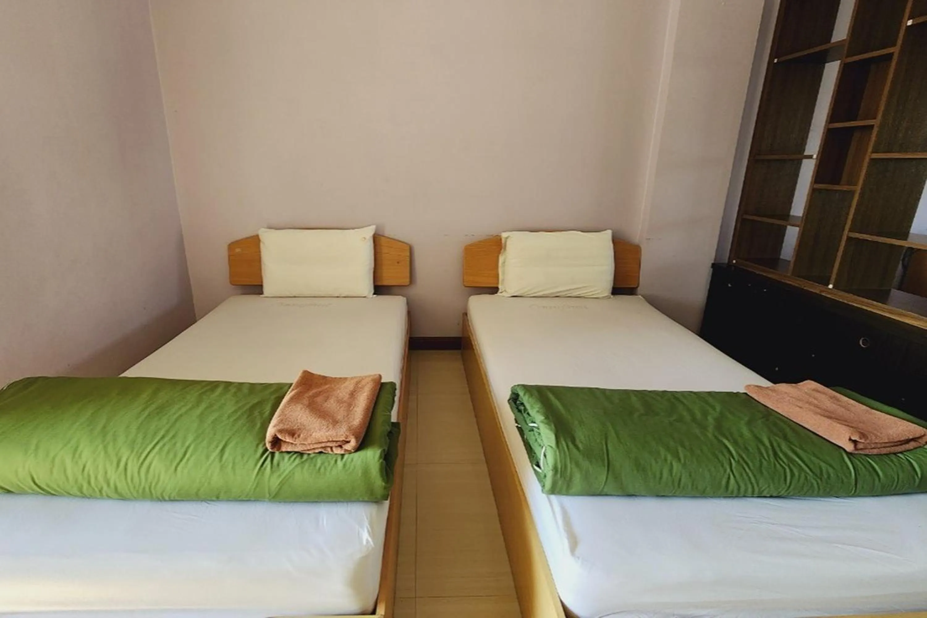 Standard Twin Room in Chompoo Inn