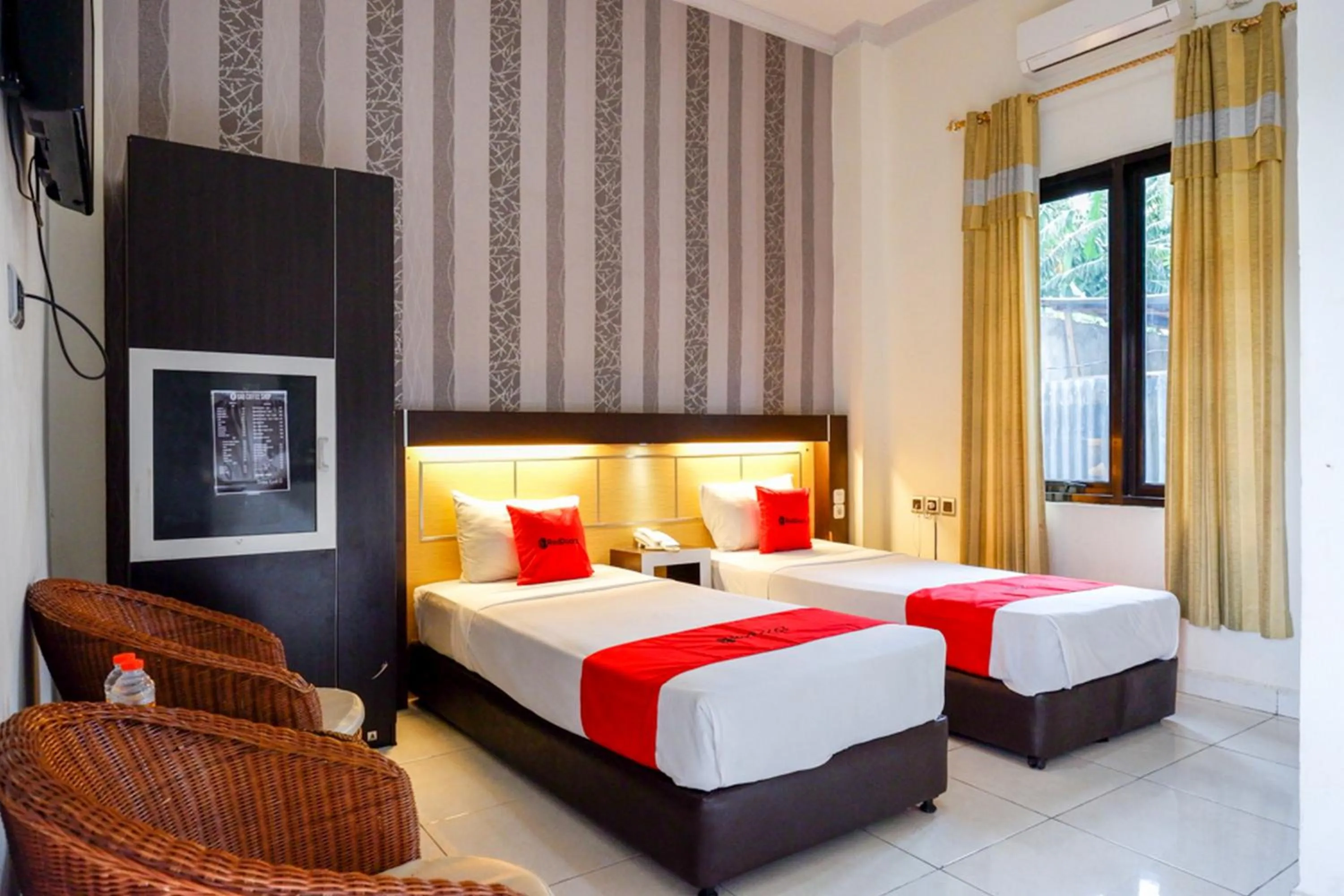 Twin Room in RedDoorz @ Hotel Bumi Palupy