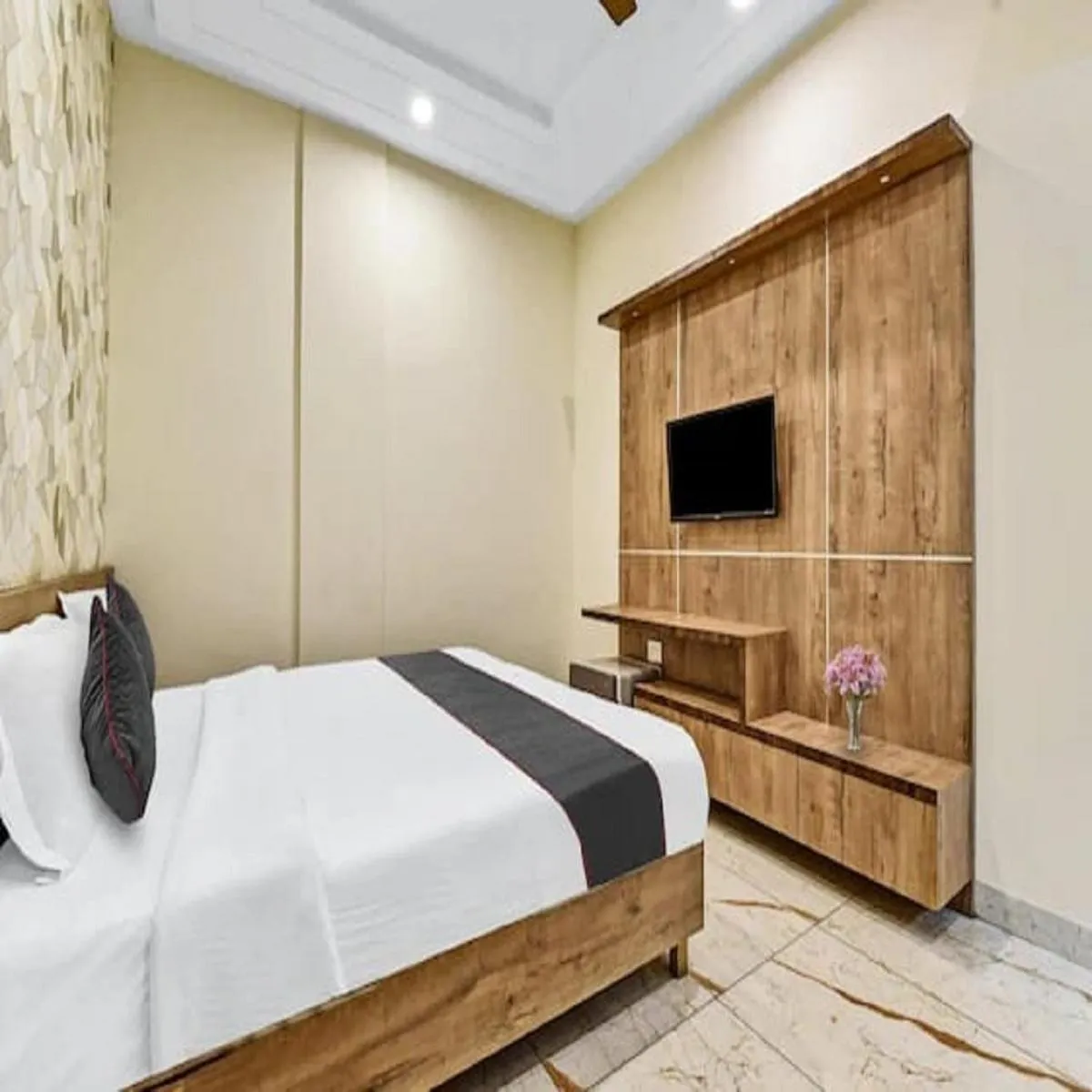 Deluxe Room in Hotel Shakun Palace