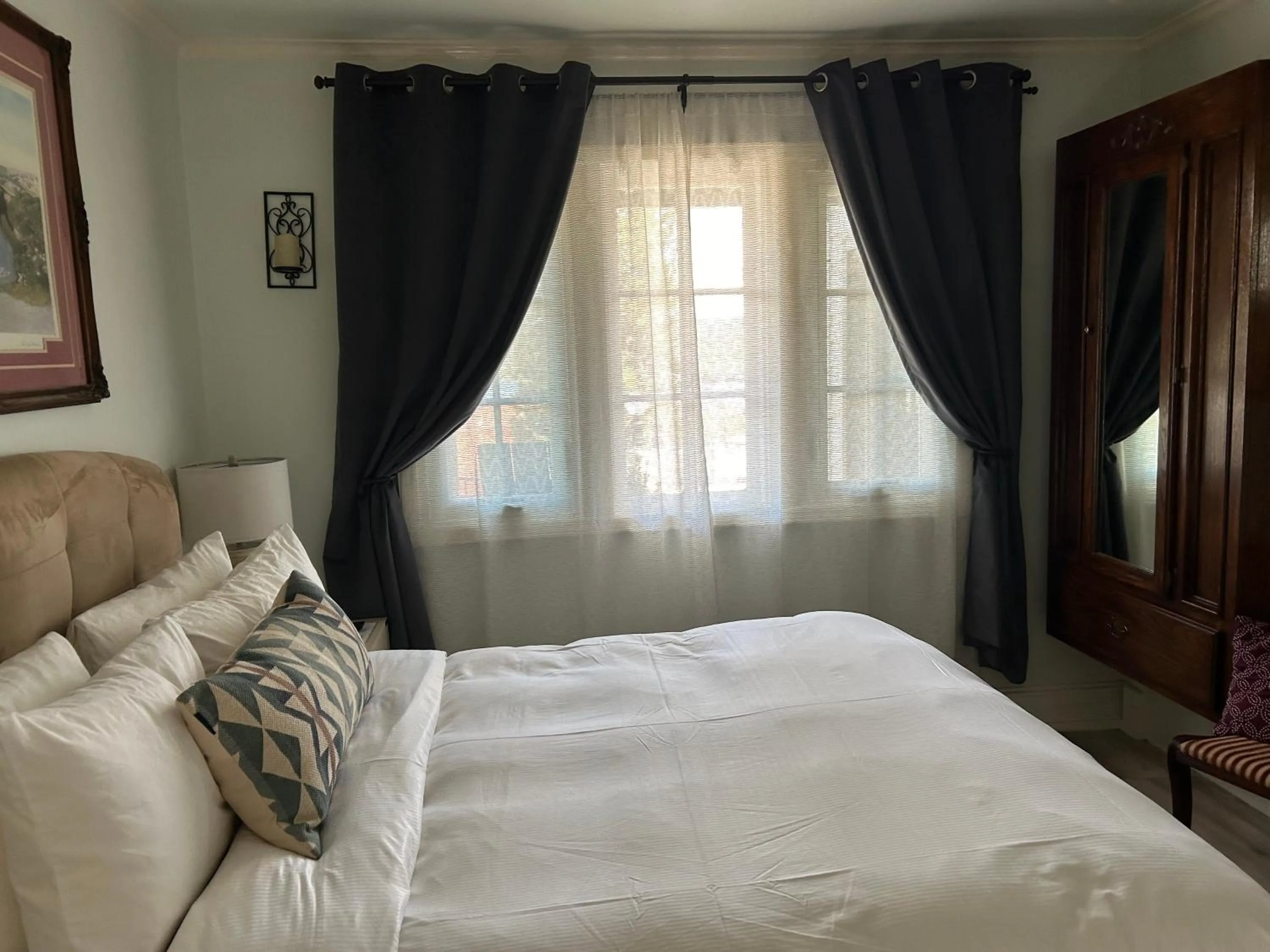 Queen Room in Arrowhead Lake Inn